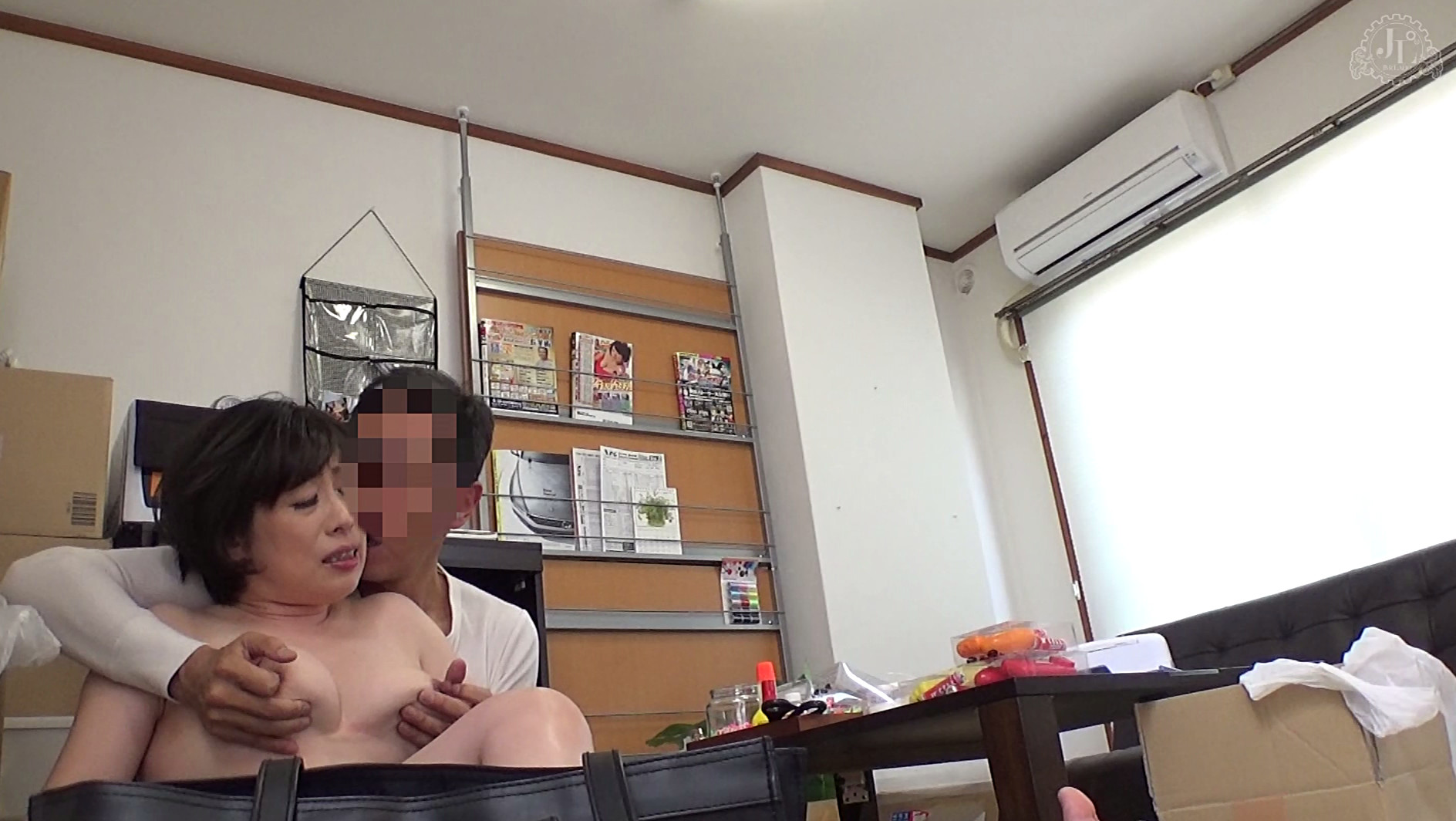 内職の面接に来たおばさんが家計に困っているので、もっと単価のいい仕事を紹介しますよとアダルトグッズの検品作業をさせて一人にしてみたら・・・勝手に乱用する人が絶えなくて、悩みを聞くと欲求不満らしく・・・そのモヤモヤを中出しセックスで解消してあげた! 02 画像10