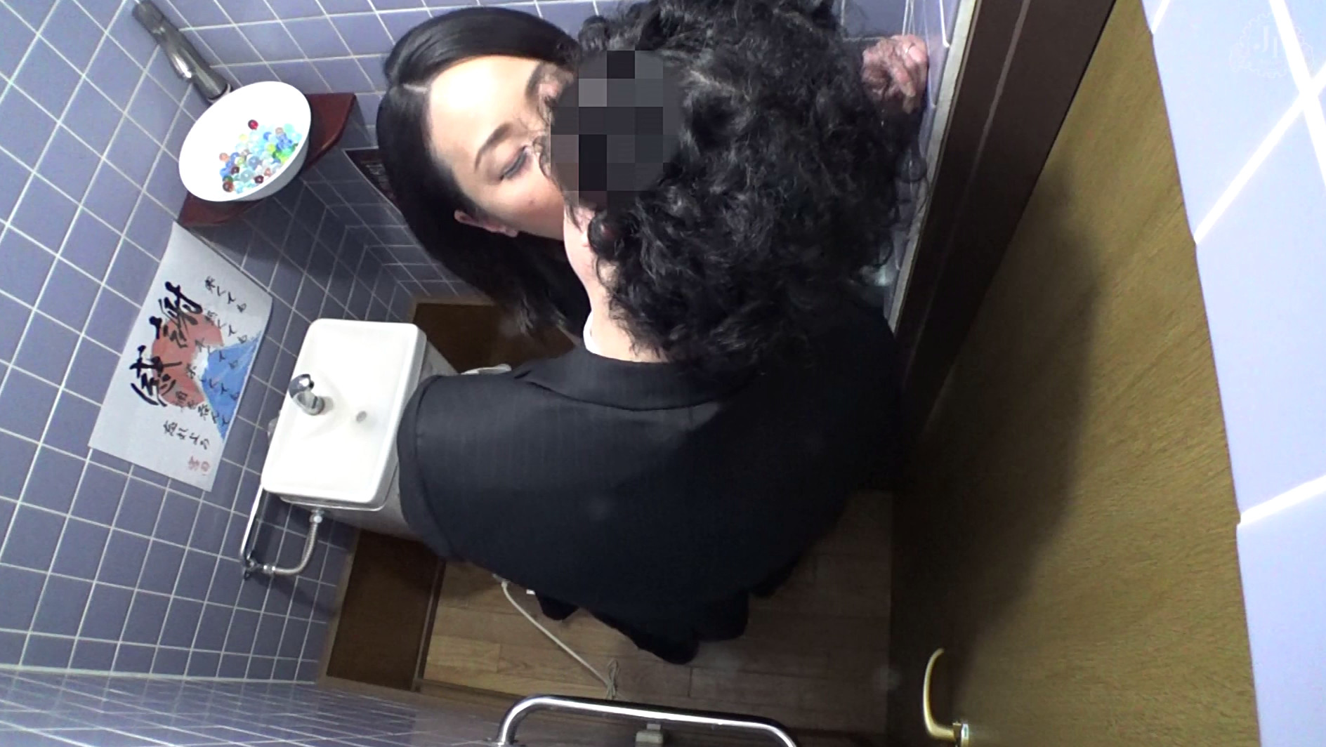 「おばさんを酔わせてどうするつもり?」若い男女で溢れ返る相席居酒屋で一人呑みしている熟女を狙い撃ちで口説いてお持ち帰り!寂しさと欲求不満が募った素人奥さんの乾いたカラダはよく濡れる!! VOL.5 画像1
