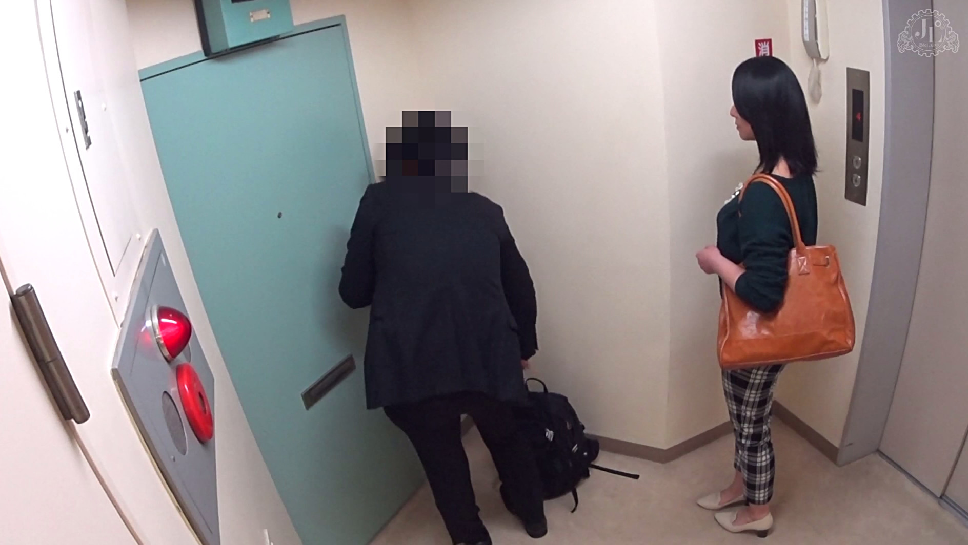 「おばさんを酔わせてどうするつもり?」若い男女で溢れ返る相席居酒屋で一人呑みしている熟女を狙い撃ちで口説いてお持ち帰り!寂しさと欲求不満が募った素人奥さんの乾いたカラダはよく濡れる!! VOL.5 画像2
