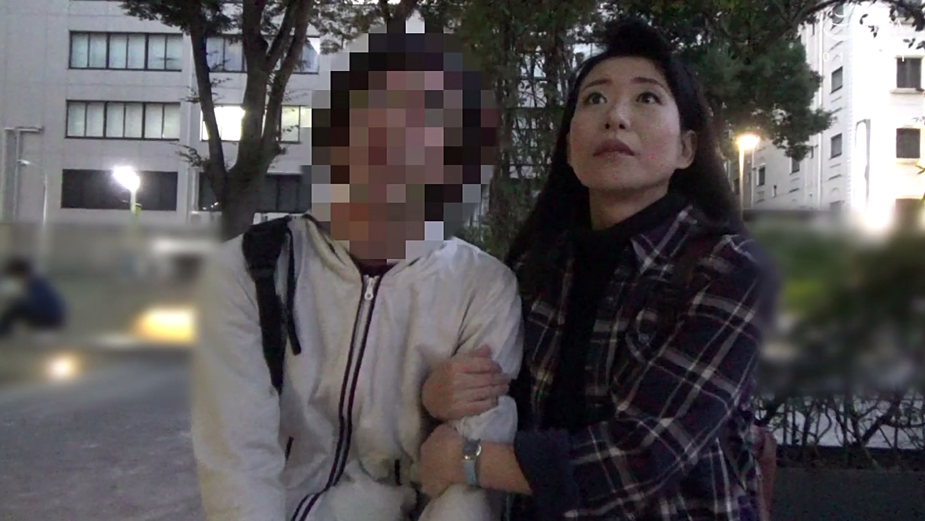 「アナタごめんなさい!」仲良し中年夫婦の絆崩壊不貞行為!マジックミラーの向こうには愛する旦那が居るのにあの手この手で落とし込むと妻は他人棒を咥えるのか!?夫の前で垂れ流す奥様汁は蜜の味!! VOL.5 画像1