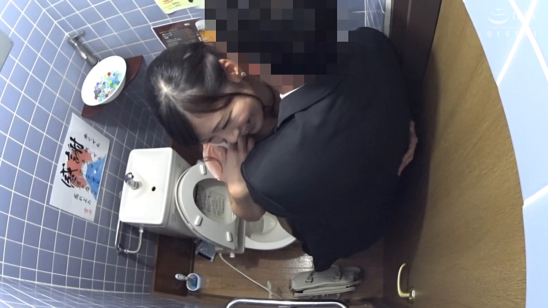 熟女人妻のトイレ盗撮～個室の中を覗いてみたら、排尿に！イチャイチャ連れ込みに！･･･いろんな事が起きてたっ！～ 60人4時間 画像10