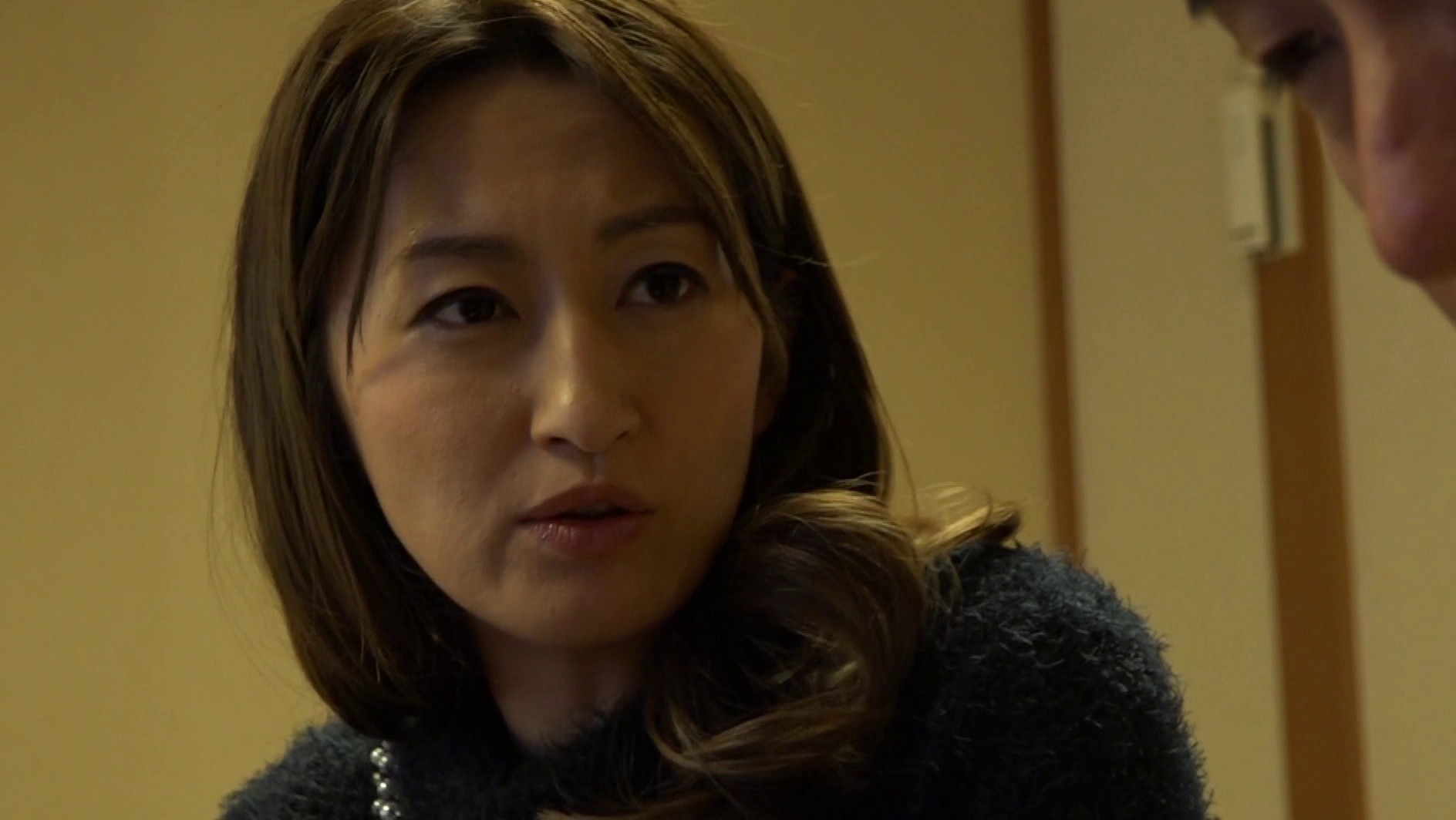 【美熟女】巨乳日焼け跡エロ母と旅先性交 画像1