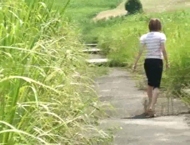 野ション中の女に突撃して尻を触れ！！ 画像9