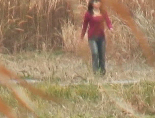 野ション中の女に突撃して尻を触れ！！ 画像12