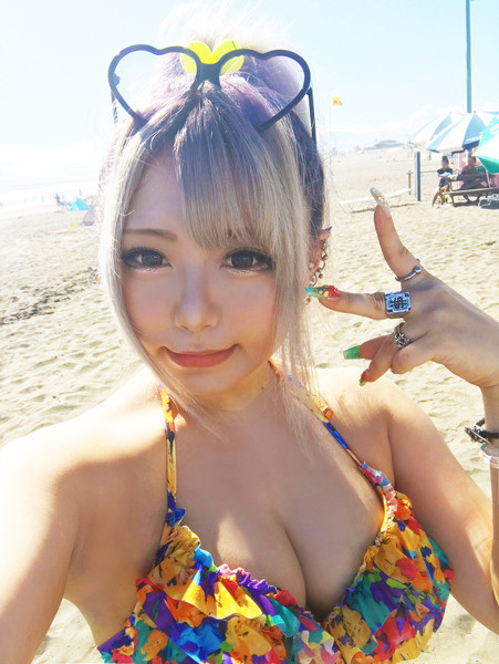 【ビーチ白ギャルはヤリ目確定☆チョロすぎるw】真夏の解放感で下半身の解放感も大全開!チ〇ポ大好きでマ〇コを締めつけ離さない!! 画像1
