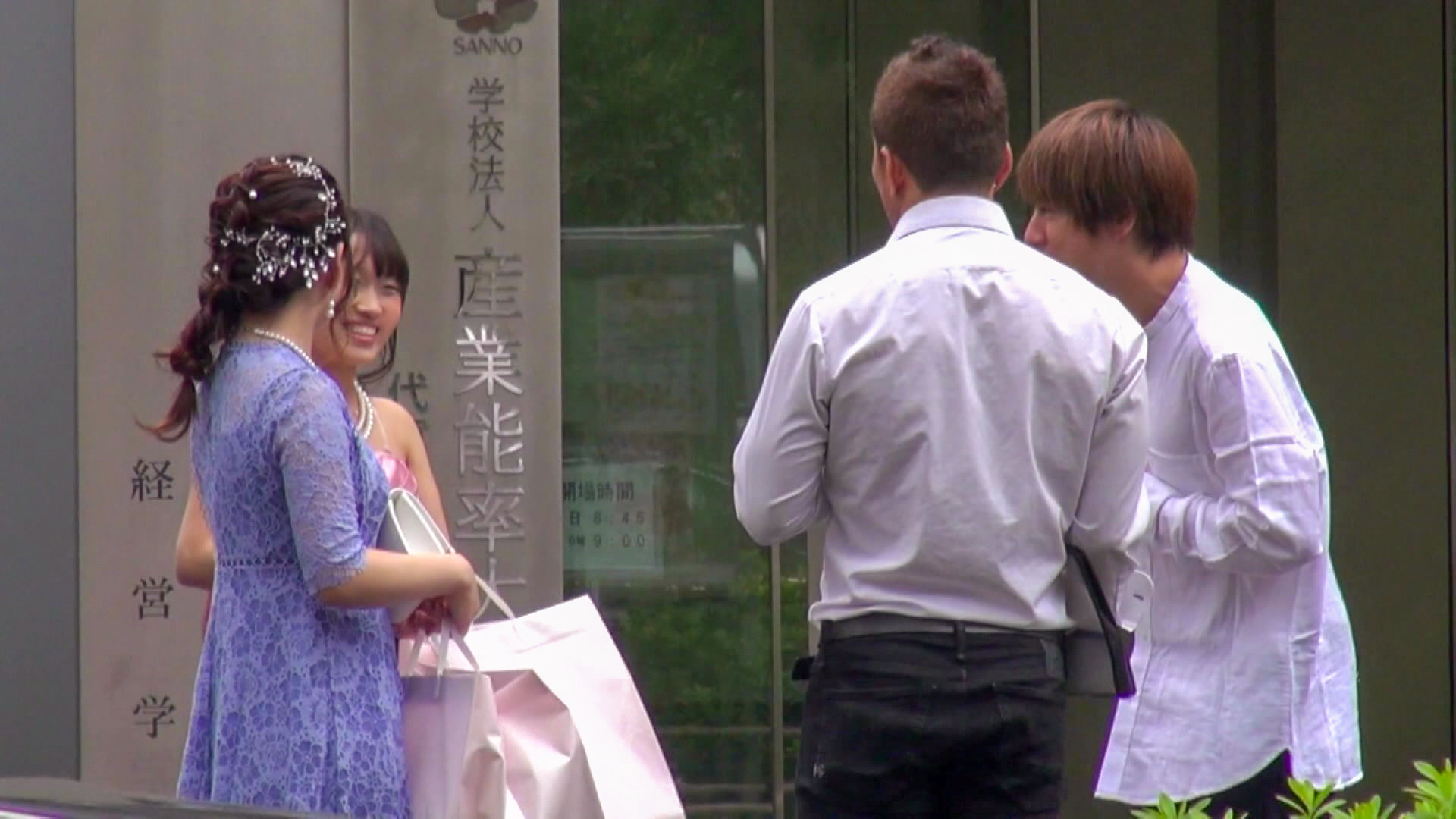結婚式帰りの女子を中出しナンパ!出版社勤務の才色兼備の巨乳っ子はエッチも優秀♪おっぱい揺らしてハメられてるところを同級生に見られてもセックスは続けますww 画像1