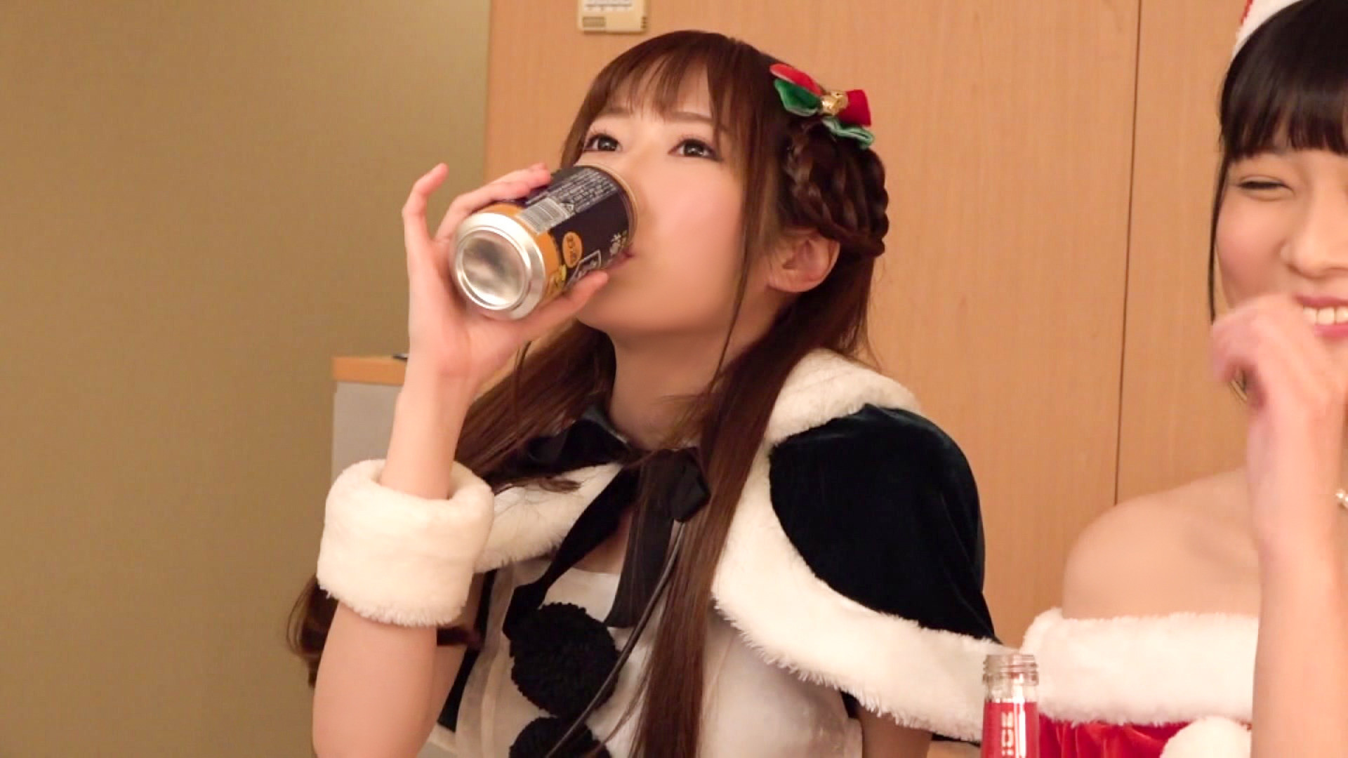 聖夜にサンタコスで自撮りしてる小悪魔美女をゲット!イキ潮ハメ潮吹きまくりの敏感娘にザーメンをぶっかけメリークリスマスww 画像2