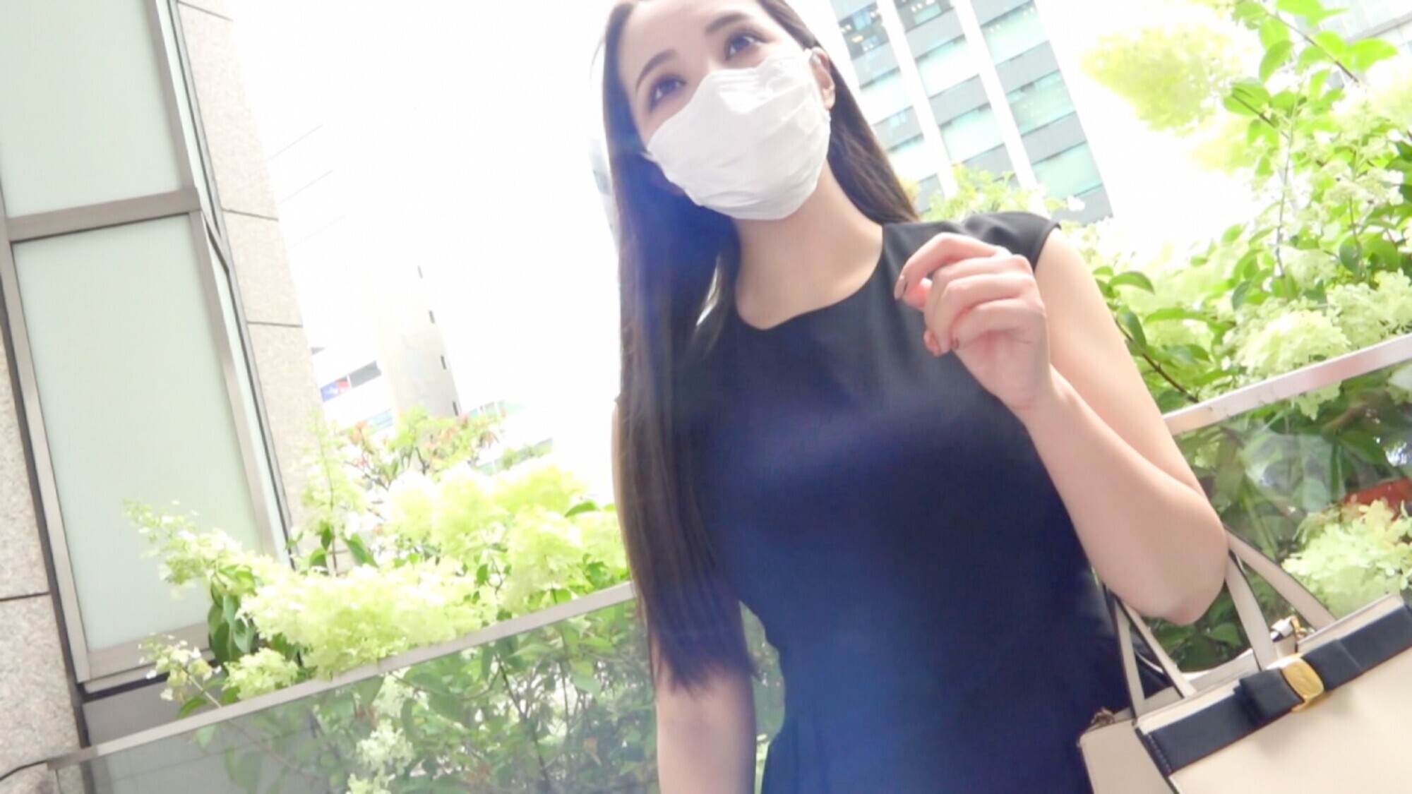【Gカップ爆乳美女のヤバい性欲!!】彼氏がいるのに刺激を求めてわざわざ名古屋から月2で上京する大手役員秘書【さとみ】さんとビジネスSEX!! 画像1