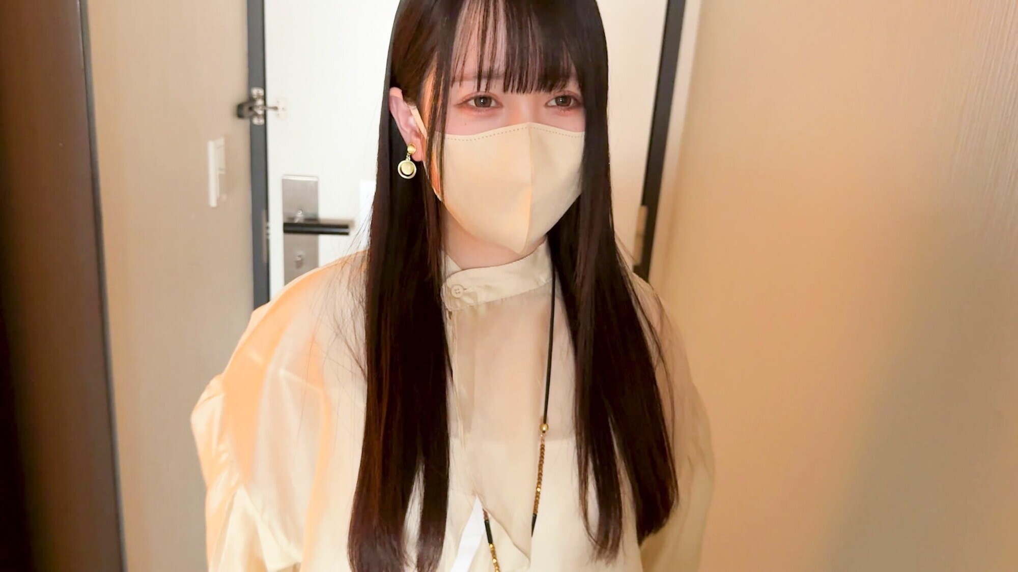 潜入！裏風俗！大金をはたいて実現した清楚系アイドル歌手との密会映像！ 画像1