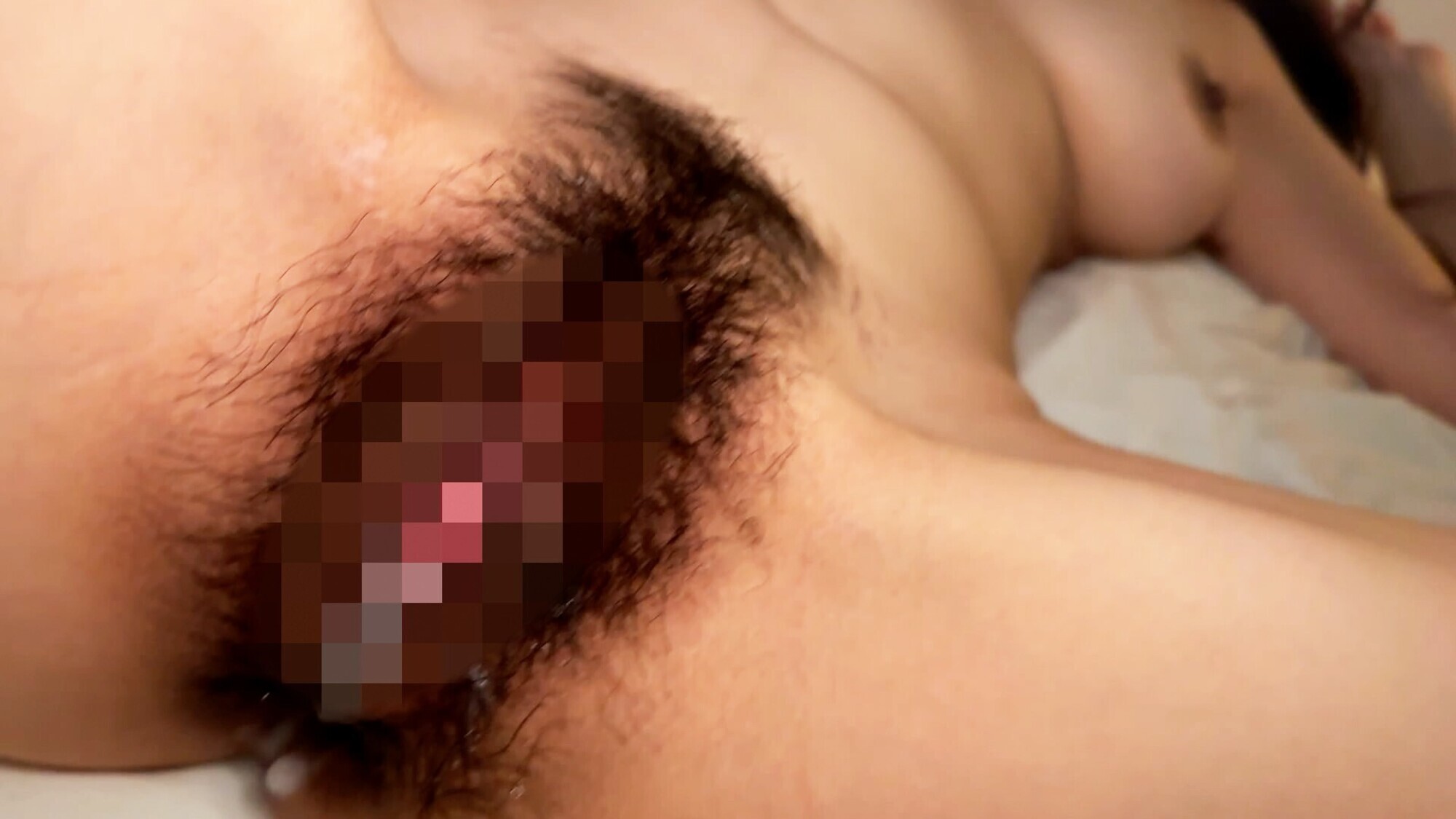 爆乳清楚系グラドルの奇跡。淫乱本性剥き出しの1時間半。未処理剛毛の膣内に大量の精液を注ぎ込む衝撃映像。 画像10