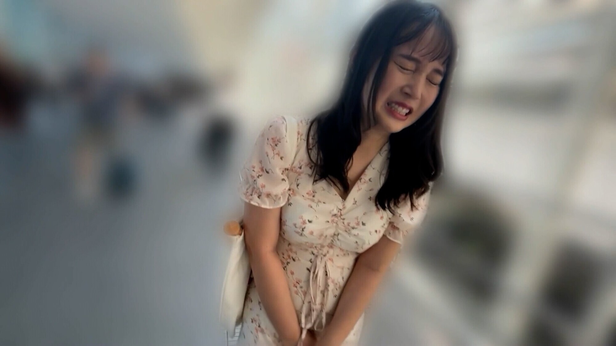 花芽ありすちゃんとリモバイ散歩!街中で絶頂恥辱プレイ! 15枚目