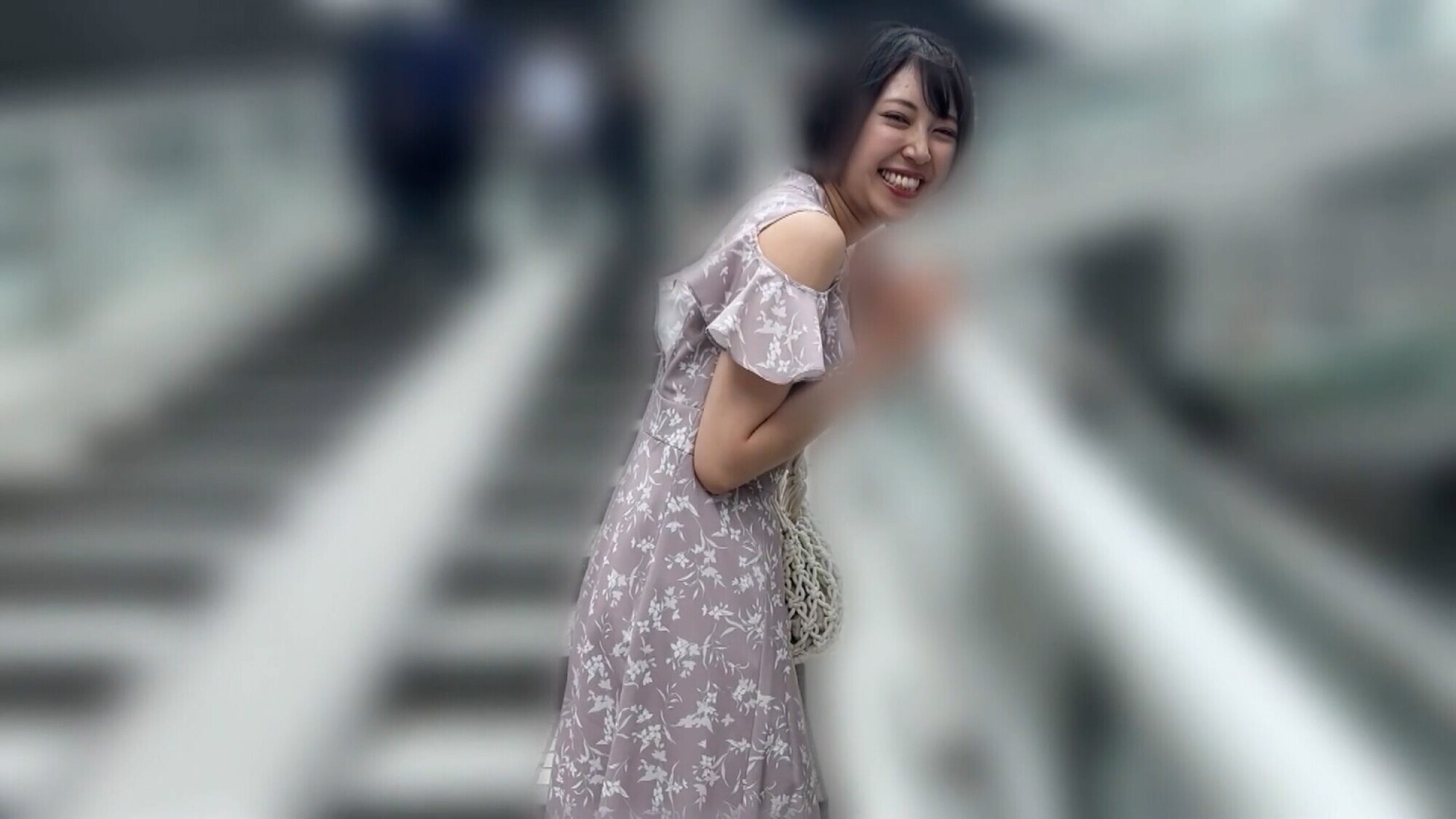 加賀美さらちゃんとリモバイ散歩！街中で絶頂恥辱プレイ！ 画像5