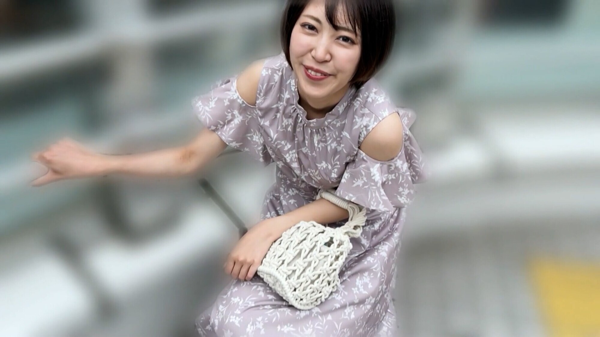 加賀美さらちゃんとリモバイ散歩！街中で絶頂恥辱プレイ！ 画像6