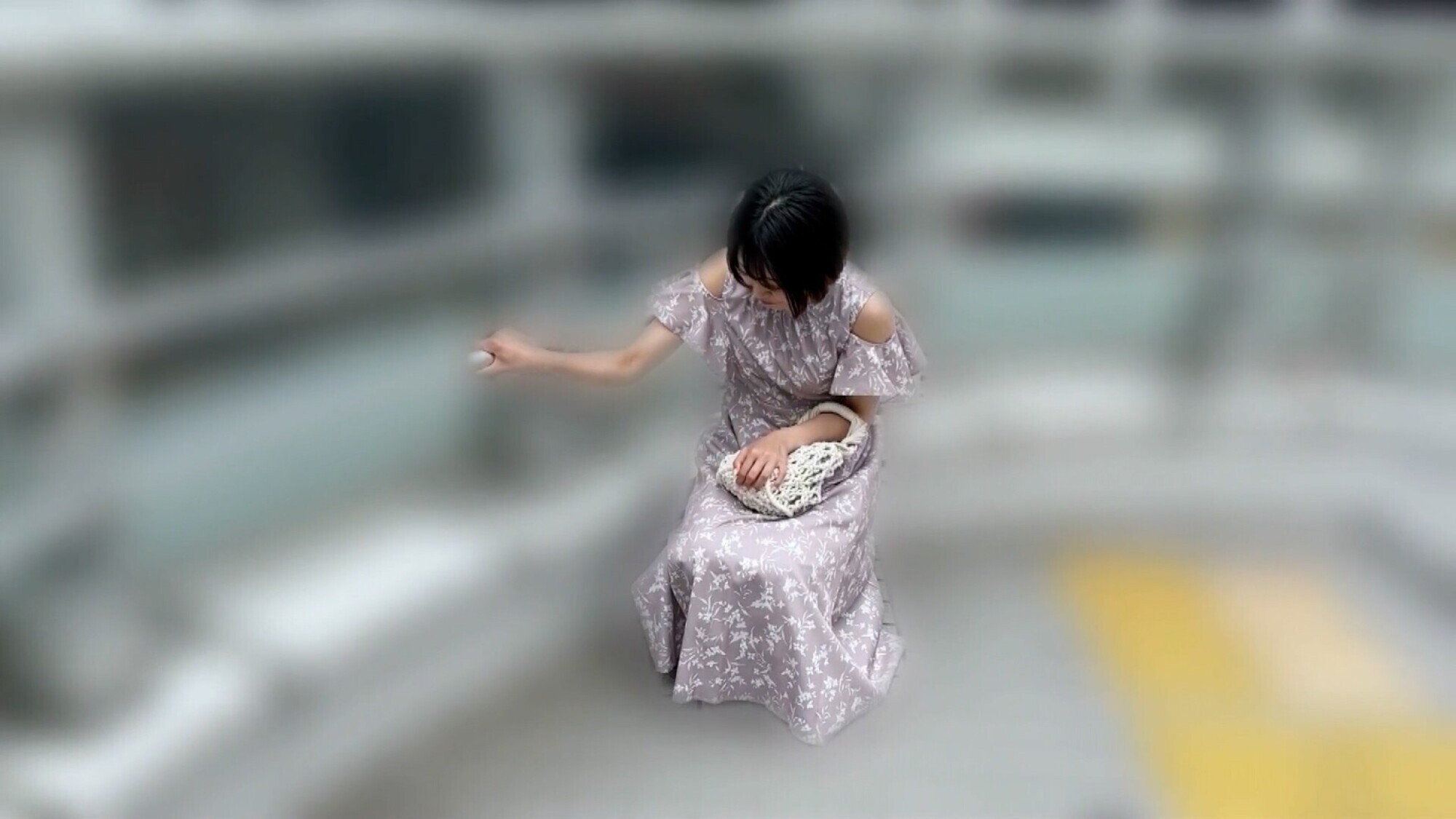 加賀美さらちゃんとリモバイ散歩！街中で絶頂恥辱プレイ！ 画像7