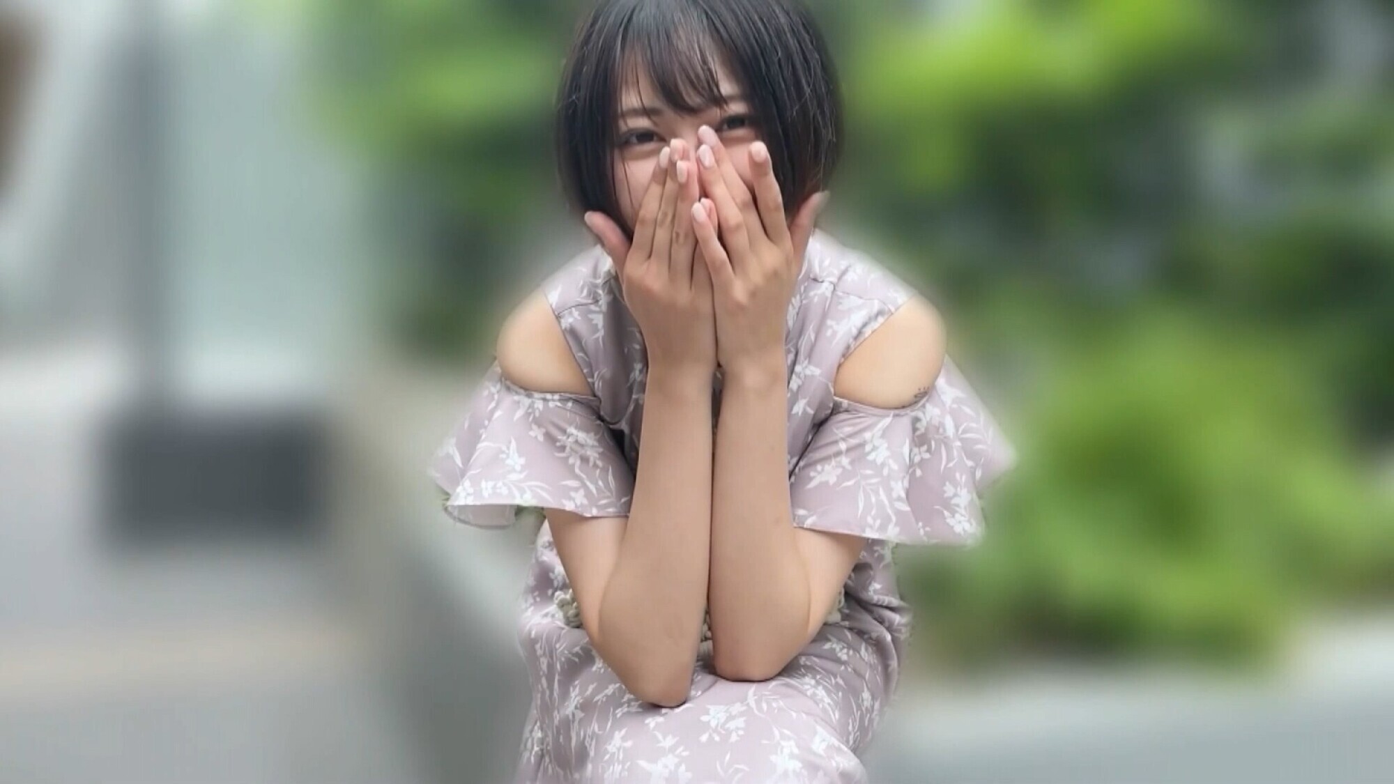 加賀美さらちゃんとリモバイ散歩！街中で絶頂恥辱プレイ！ 画像10