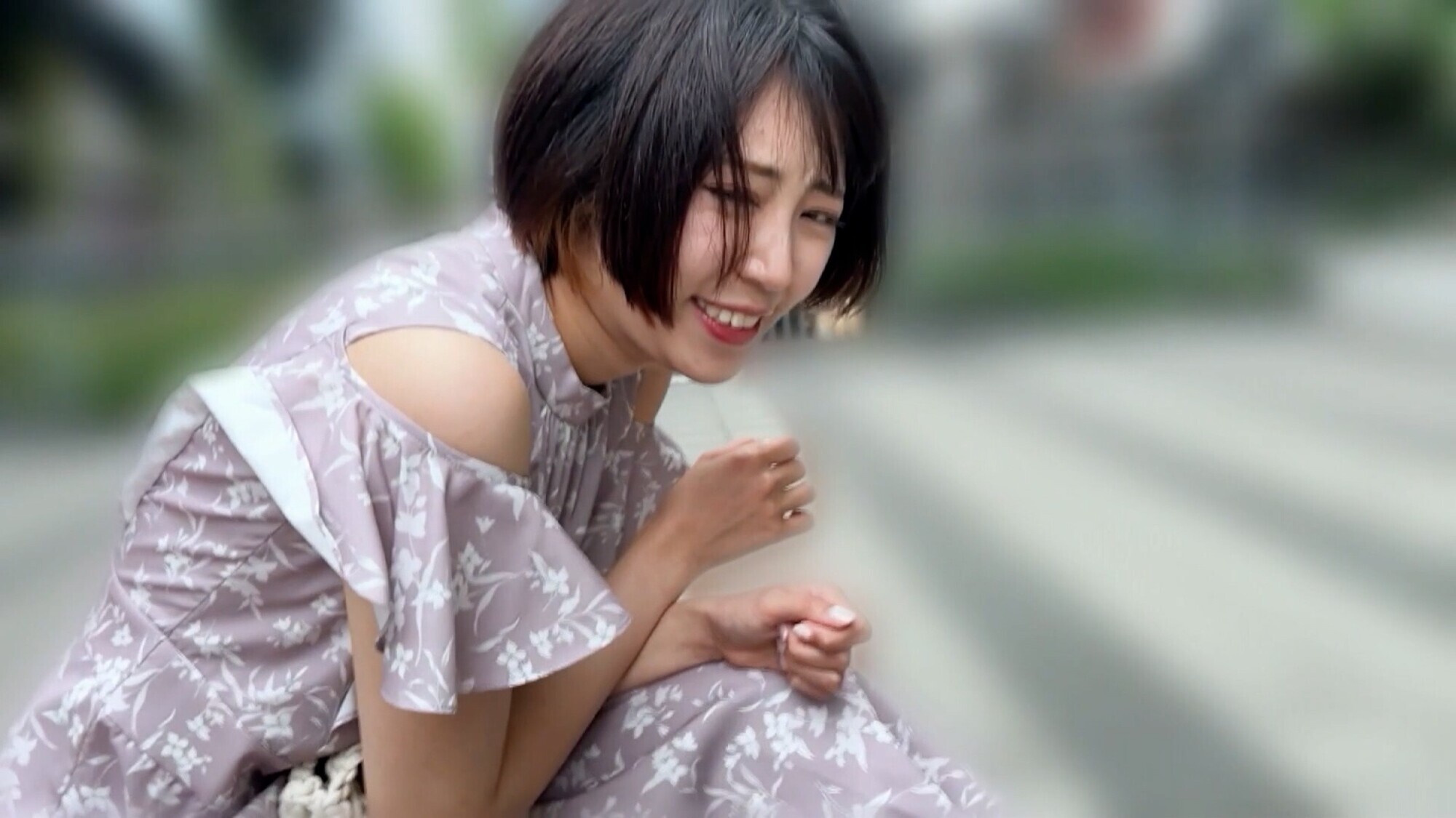 加賀美さらちゃんとリモバイ散歩！街中で絶頂恥辱プレイ！ 画像14