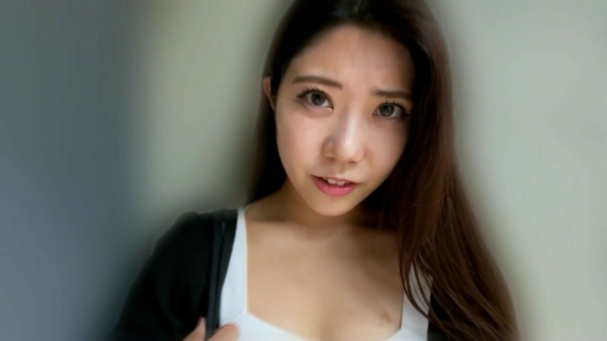 佐伯紗優梨ちゃんとリモバイ散歩!街中で絶頂恥辱プレイ! 画像1