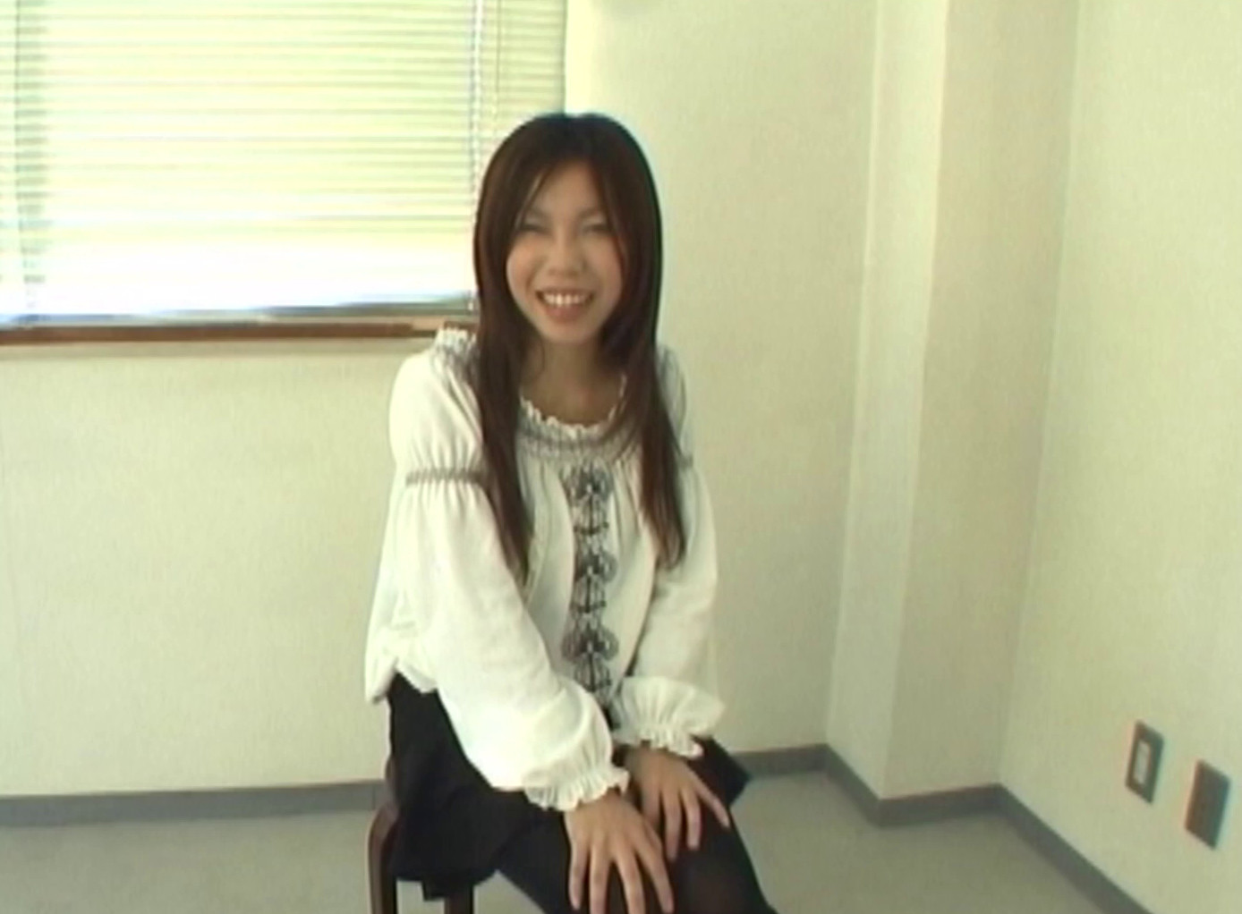 彼氏以外のペニスを見るのは久しぶり!素人娘にセンズリ鑑賞からの手コキ実演をお願いしたらとんでもない結果に!? 画像1