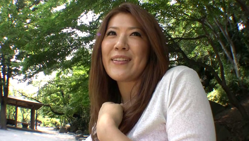 熟女専科 初脱ぎ熟女 瑠依 35歳 画像1