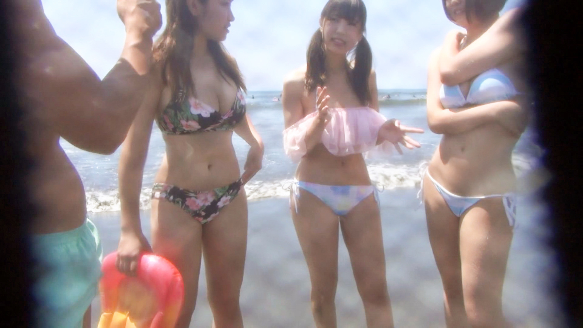 【海ナンパ】 水着美女グループ 灼熱の乱交SEX！！！！ 画像1
