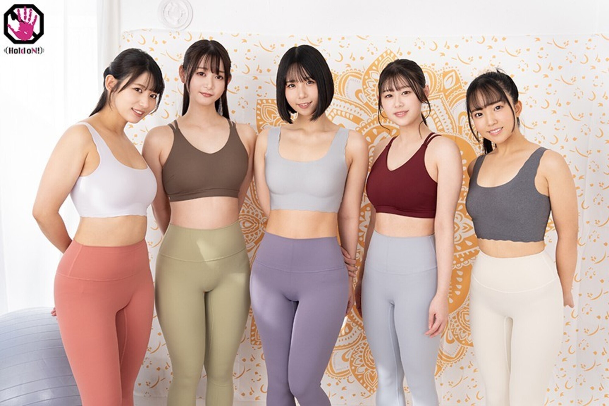 ヨガ体験教室の生徒で男は僕だけ・・・エロ目的での参加だと誤解されてはいけないと思えば思う程、美人インストラクターの突き出した美尻を見てチ●ポが反応してしまう・・・。下腹部の膨らみを見つかった僕は、体験コースには含まれていない集団エロレッスンに身を委ねてみる事にした・・・。 2 画像1