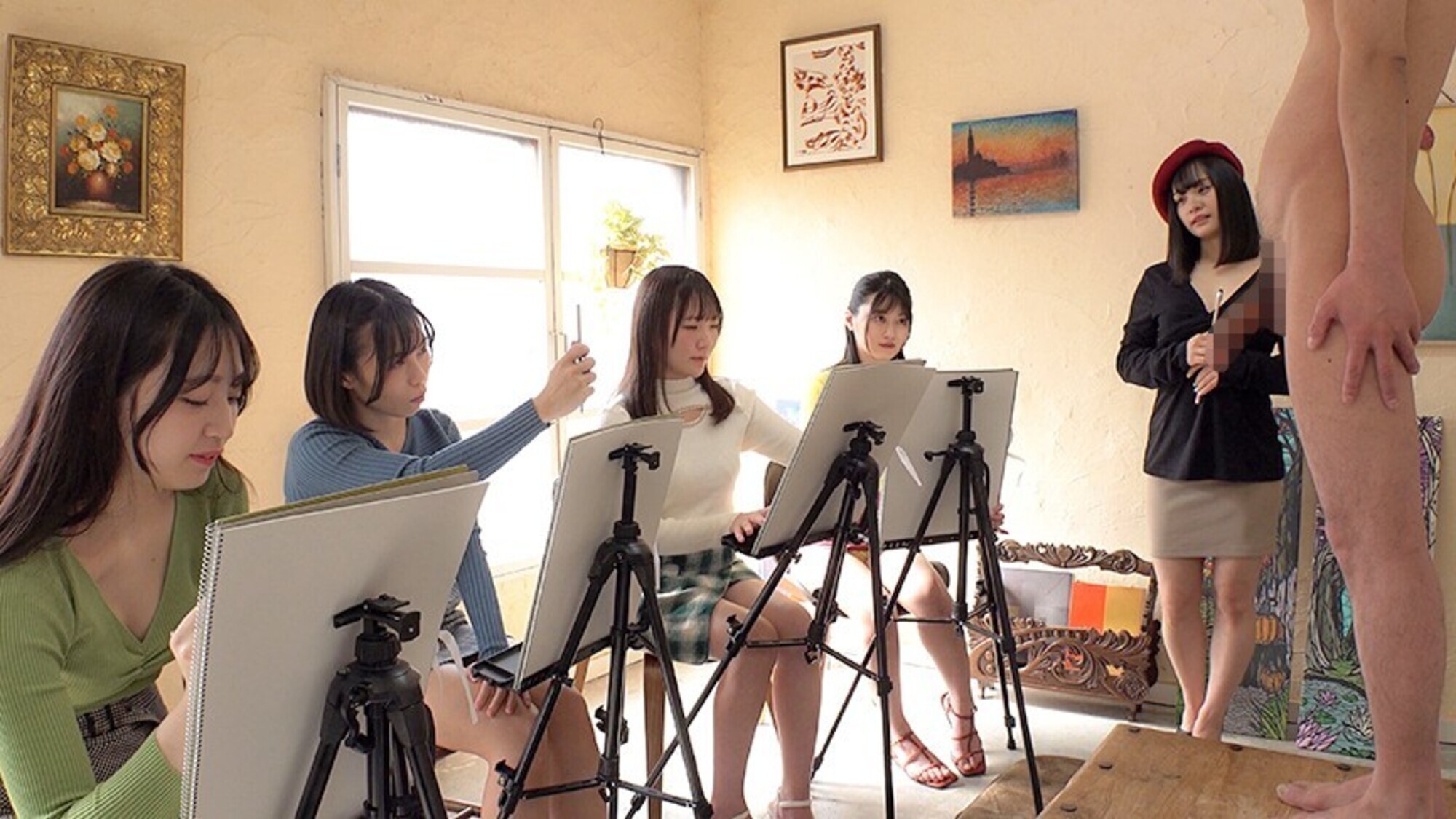 写生に夢中!?美人揃いのデッサン教室にバイトへ行ったら、まさかのヌードモデル!?アソコをじぃ~~っと観察されてるうちに勃起してるのがバレてしまい、射精させられてしまうボク 画像1
