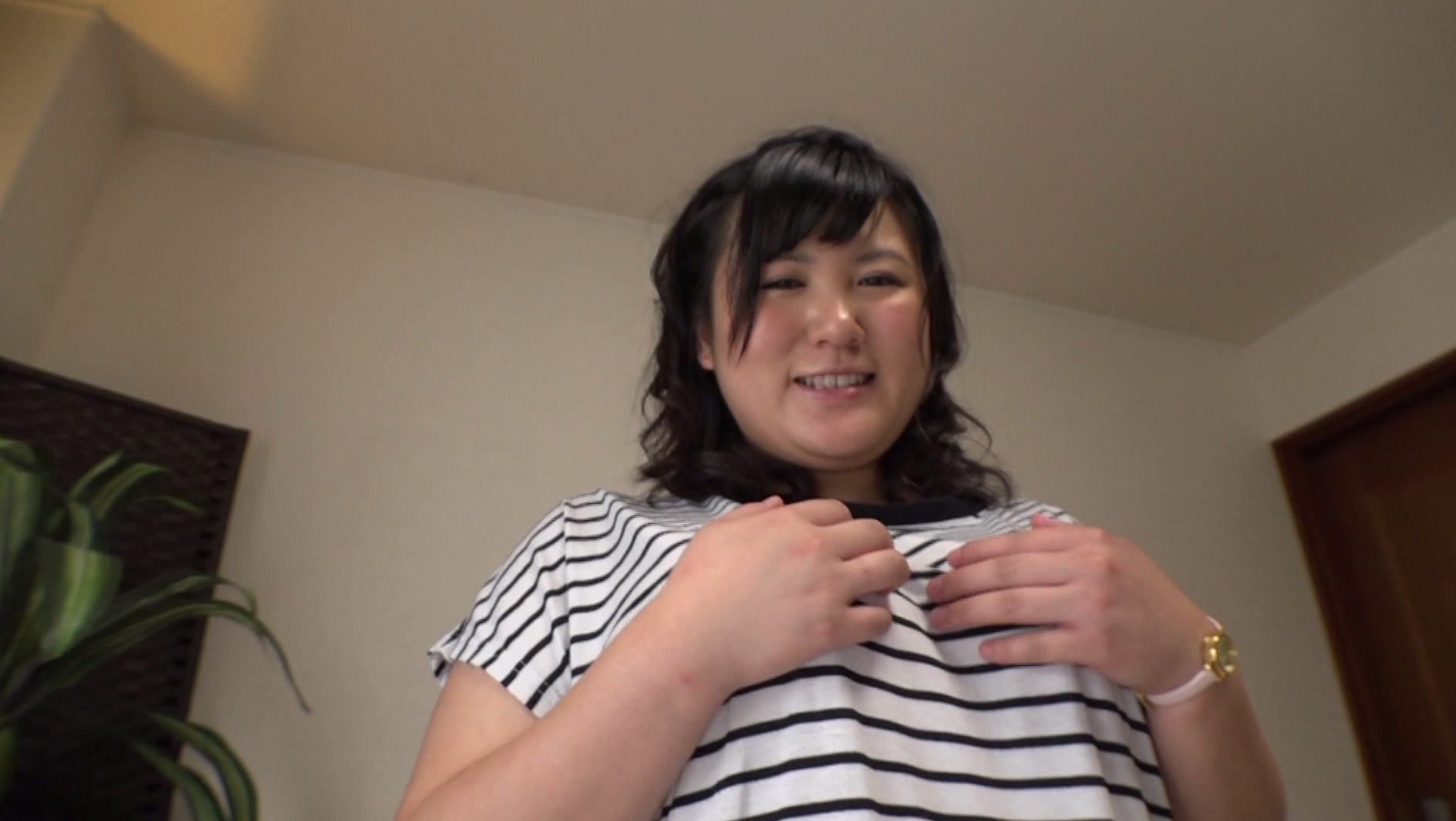 初撮り ぽちゃぽちゃパイパン爆乳娘 岸辺ろこ Iカップ(120cm) 23歳 ドラッグストア店員 画像1