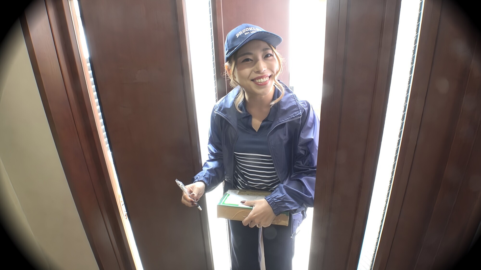 街でよく見かける地域担当の宅配パート妻 配達された勢いでガチ口説き!あっという間に他人ま〇こGET完了! 画像1