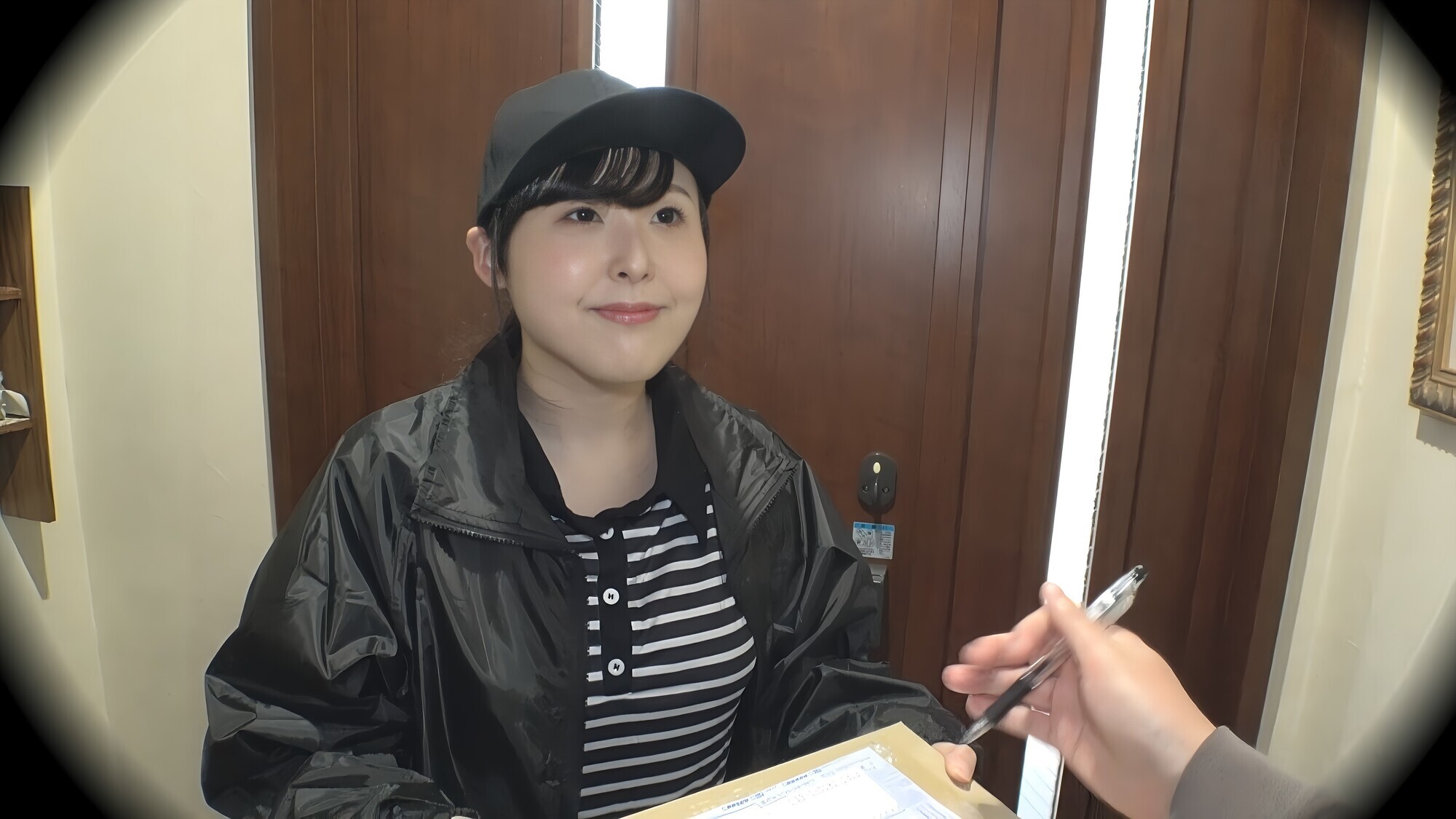 街でよく見かける地域担当の宅配パート妻 配達された勢いでガチ口説き!あっという間に他人ま〇こGET完了! 画像5