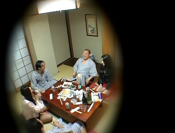 温泉街の人妻コンパニオン 宴会乱痴気騒ぎ盗撮2 画像1