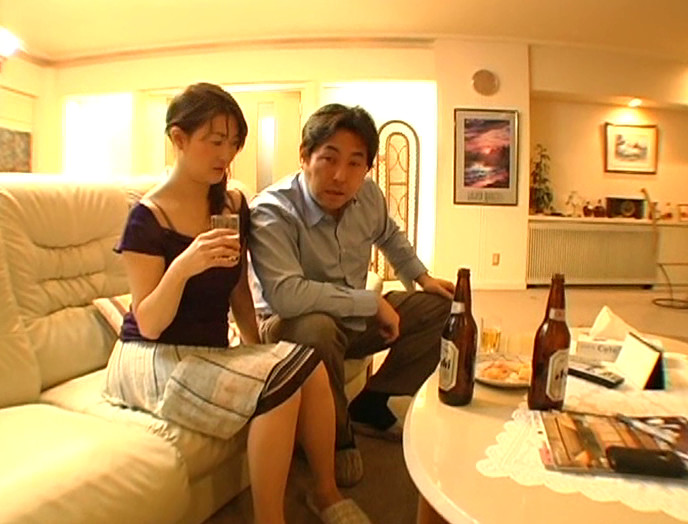 旦那の真横で他の男とこっそりSEX 最愛の嫁が目の前で知らない内に寝取られる。 画像9