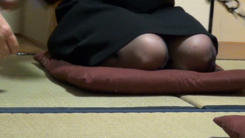 葬式中にこっそりオナニー&おもらしする女 画像17