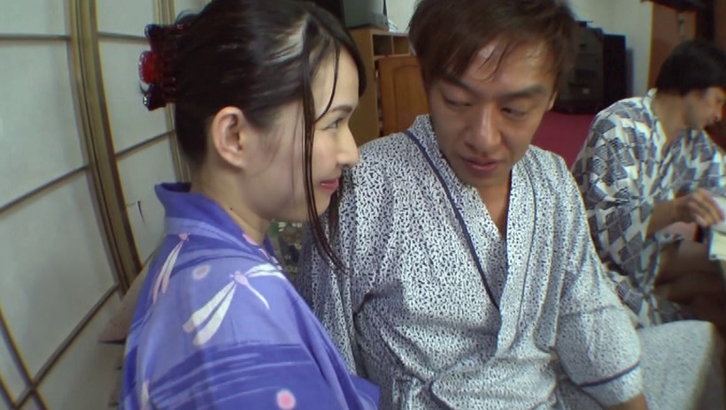 出没！露出狂の人妻さんがオッパイ、オマ○コ丸出しで誘惑する温泉宿があるらしい！ところ構わず即尺フェラされて思わず口内発射でたまりましぇーん！！ 画像1