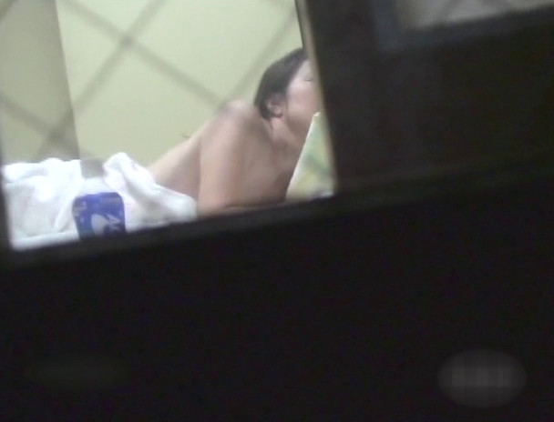 ［個人投稿］さみしい熟女の私生活を特殊な方法で隠し撮り！長時間の映像より自慰行為が撮れた女のみを厳選！もちろん無断で発売！！ 画像18