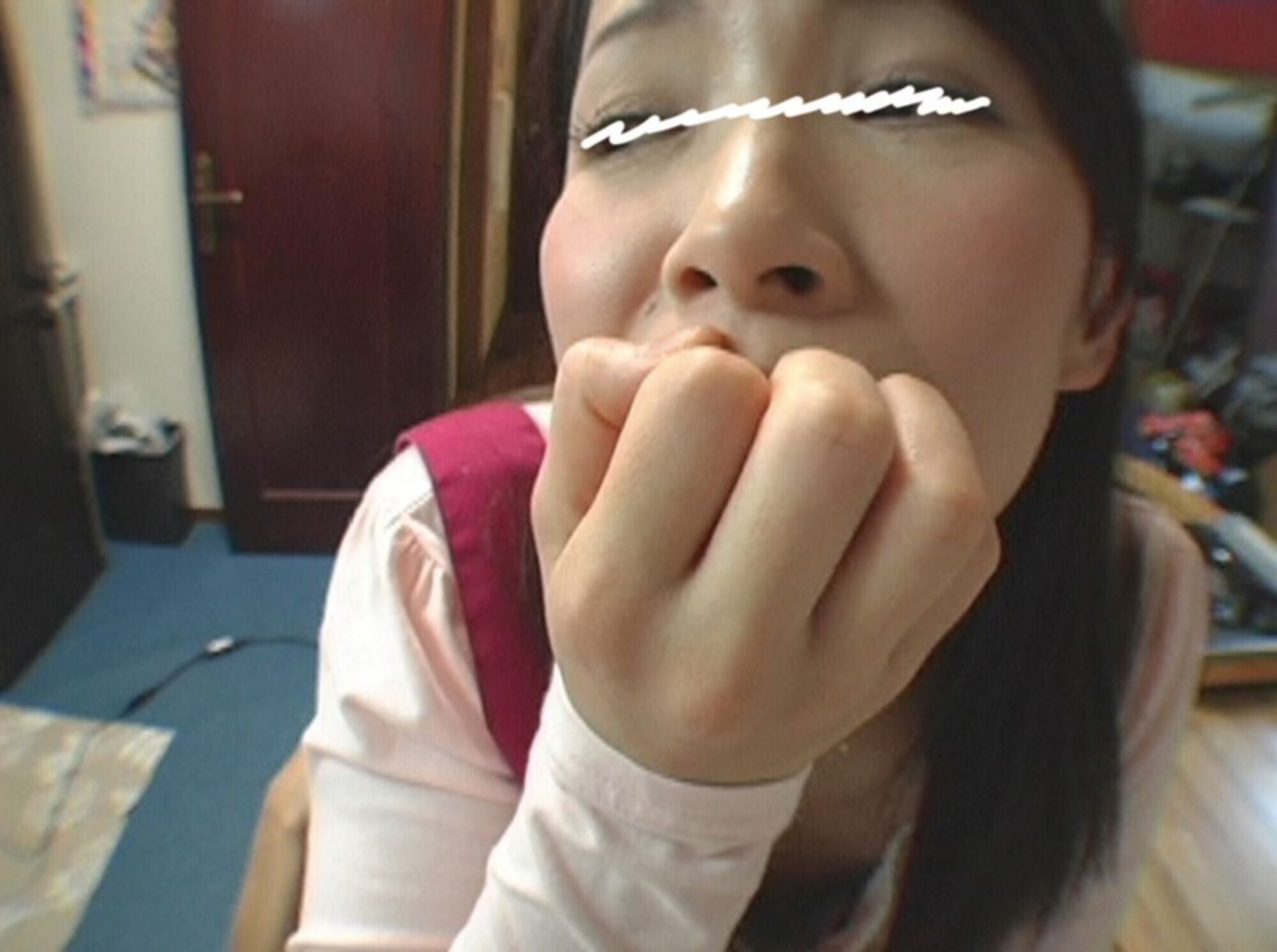 旦那が気付かない見ていない瞬間に大胆に不貞するビッチ人妻たち 画像18