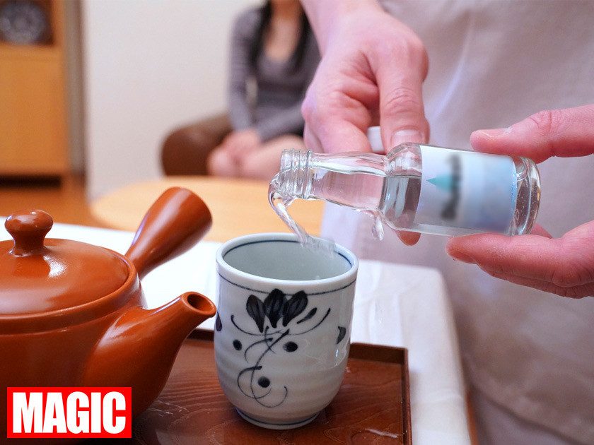 利尿剤入りのお茶を飲まされた女性客が催す尿意に耐えられず着衣お漏らし！！強制失禁マッサージ