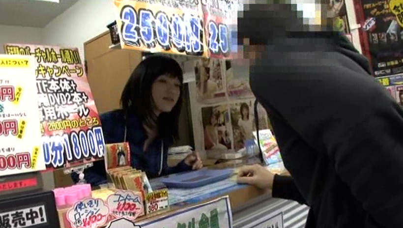 ビデオ店のカワイイ店員は勃起チンポに弱い 画像1
