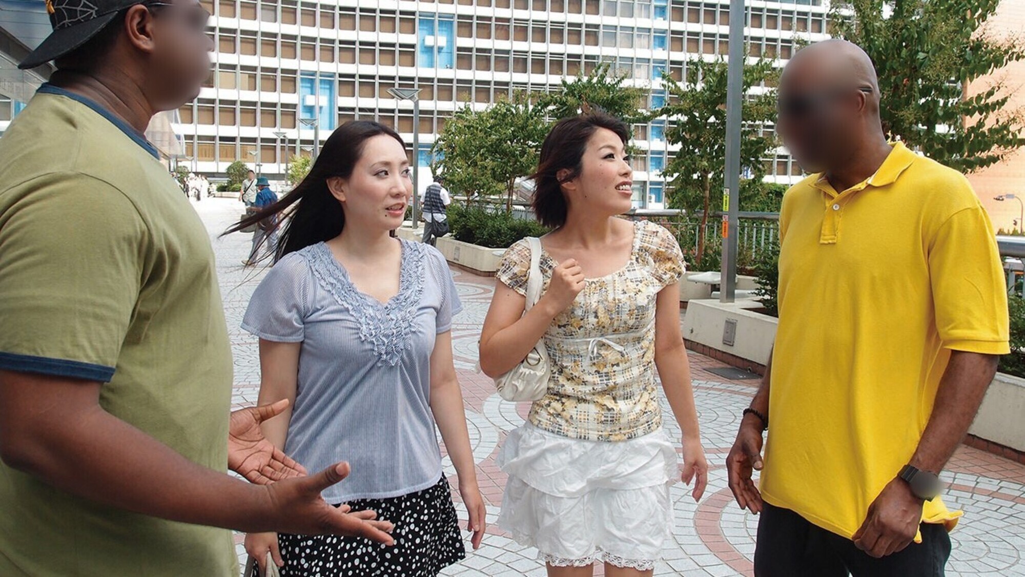 「やっぱり大きいのかな」「ちょっと興味あるかも」黒人にナンパされた熟女さんはデカマラに興味津々 想像以上の巨根を膣奥まで突っ込まれ狂ったようにイキまくる 黒人マラで昇天する素人熟女 36人8時間BEST 画像6