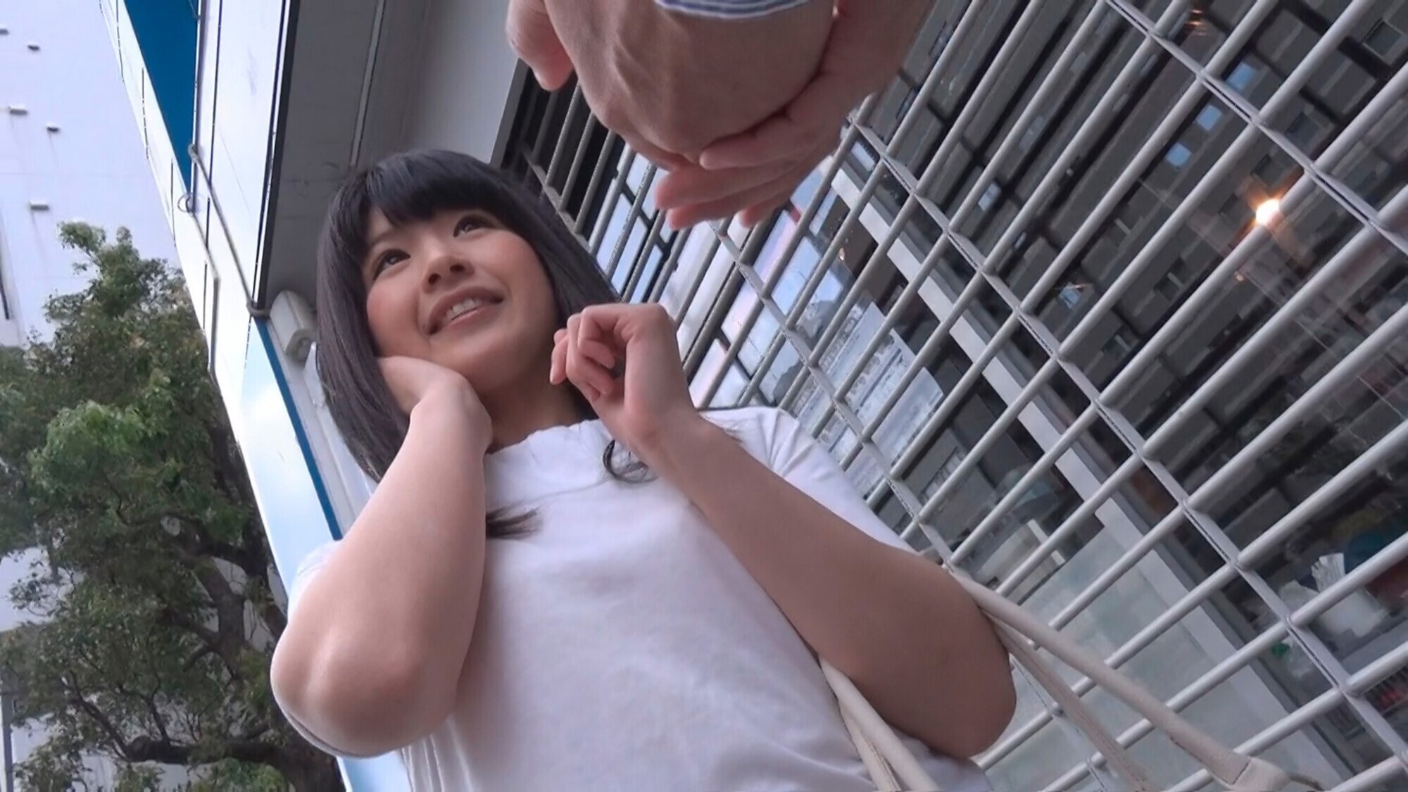 地味娘だってエッチはしたい!! 大人しく真面目な娘ほど性的好奇心を隠し持つ!? ナンパするなら・・・実は黒髪娘が狙い目だったりする!! ちょっとエッチな地味娘 12人4時間 3 画像1
