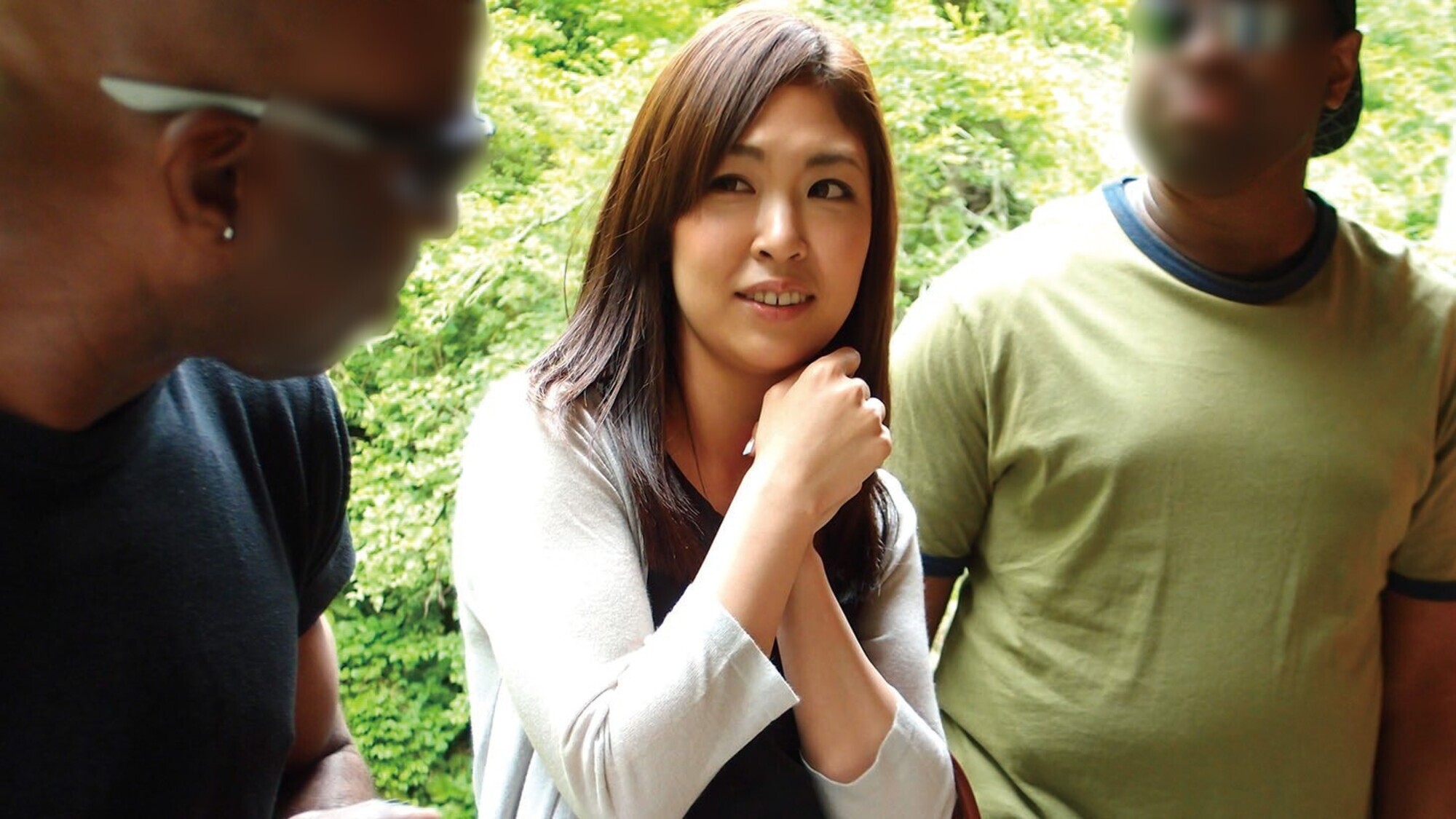 「やっぱり大きいのかな」「ちょっと興味あるかも」黒人にナンパされた熟女さんはデカマラに興味津々 想像以上の巨根を膣奥まで突っ込まれ狂ったようにイキまくる 黒人マラで昇天する素人熟女12人4時間SP 4 画像17