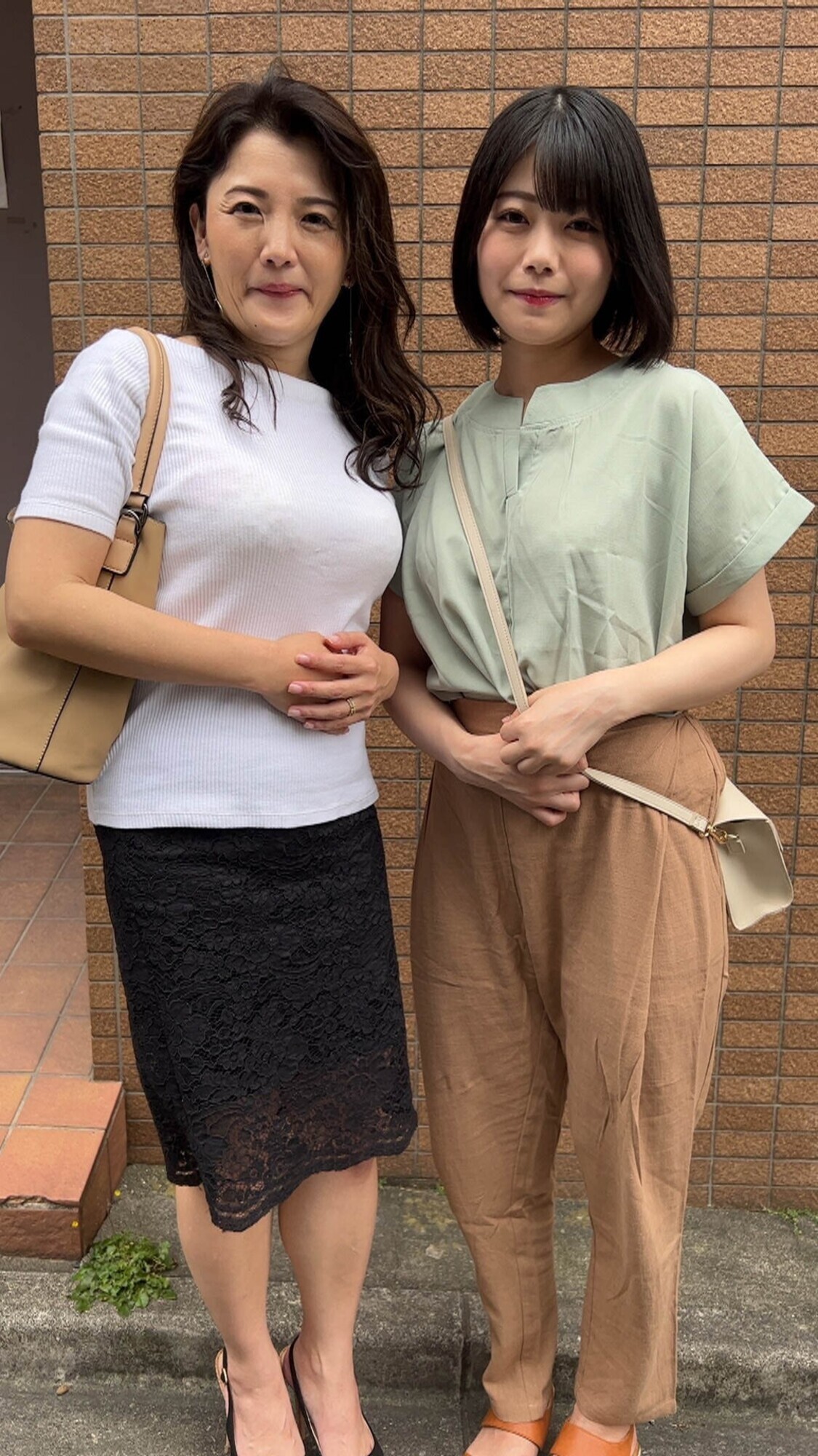 家族の絆は固かった！？「お父さんには言わないで」とか言いながら、娘の前でもお構いなし、欲求不満を拗らせた熟女母 12名4時間 4