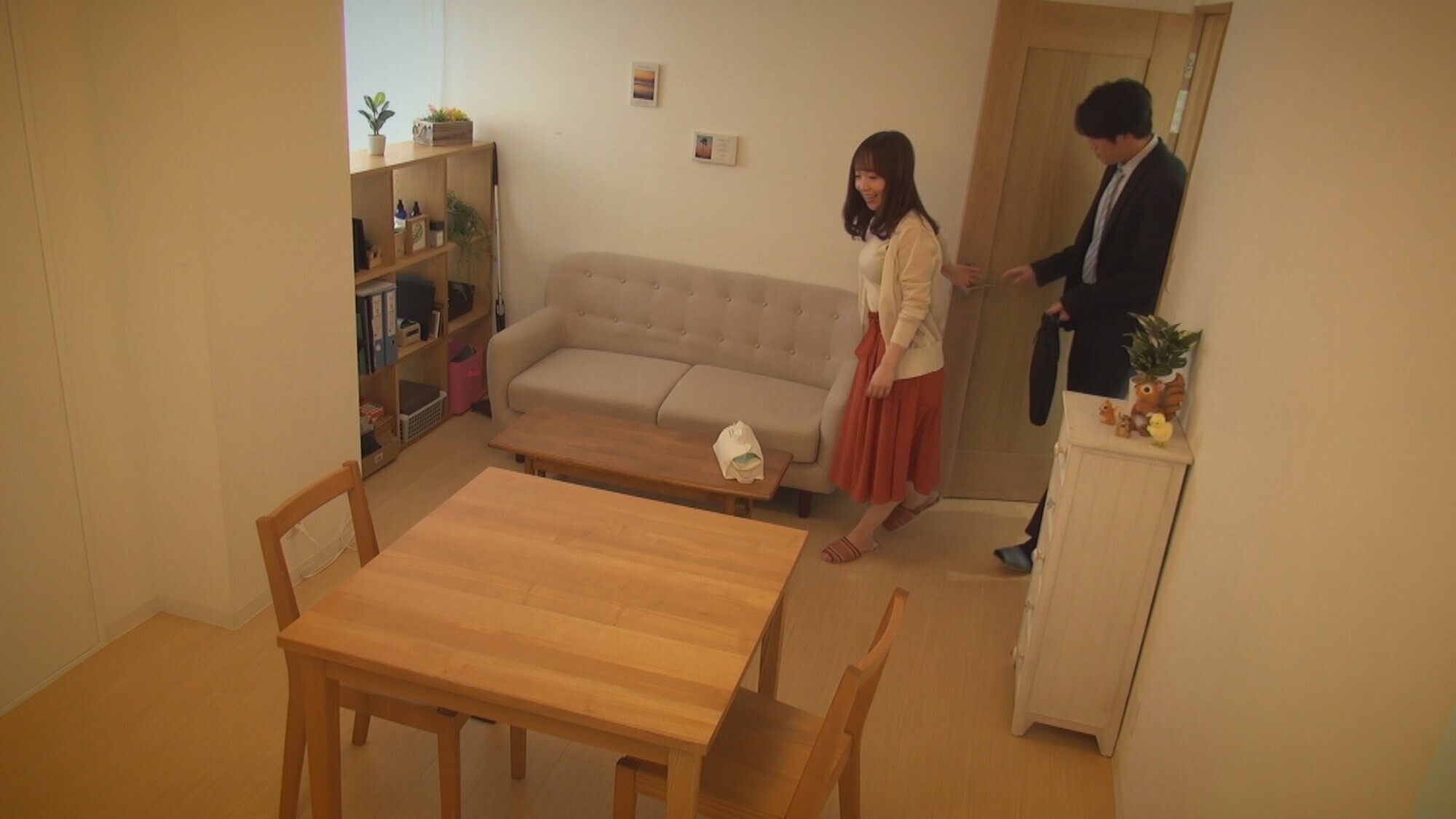 ニンゲン観察 真っ昼間から夫のお抱え税理士とお茶の間不倫SEXに溺れる淫乱若妻 画像1