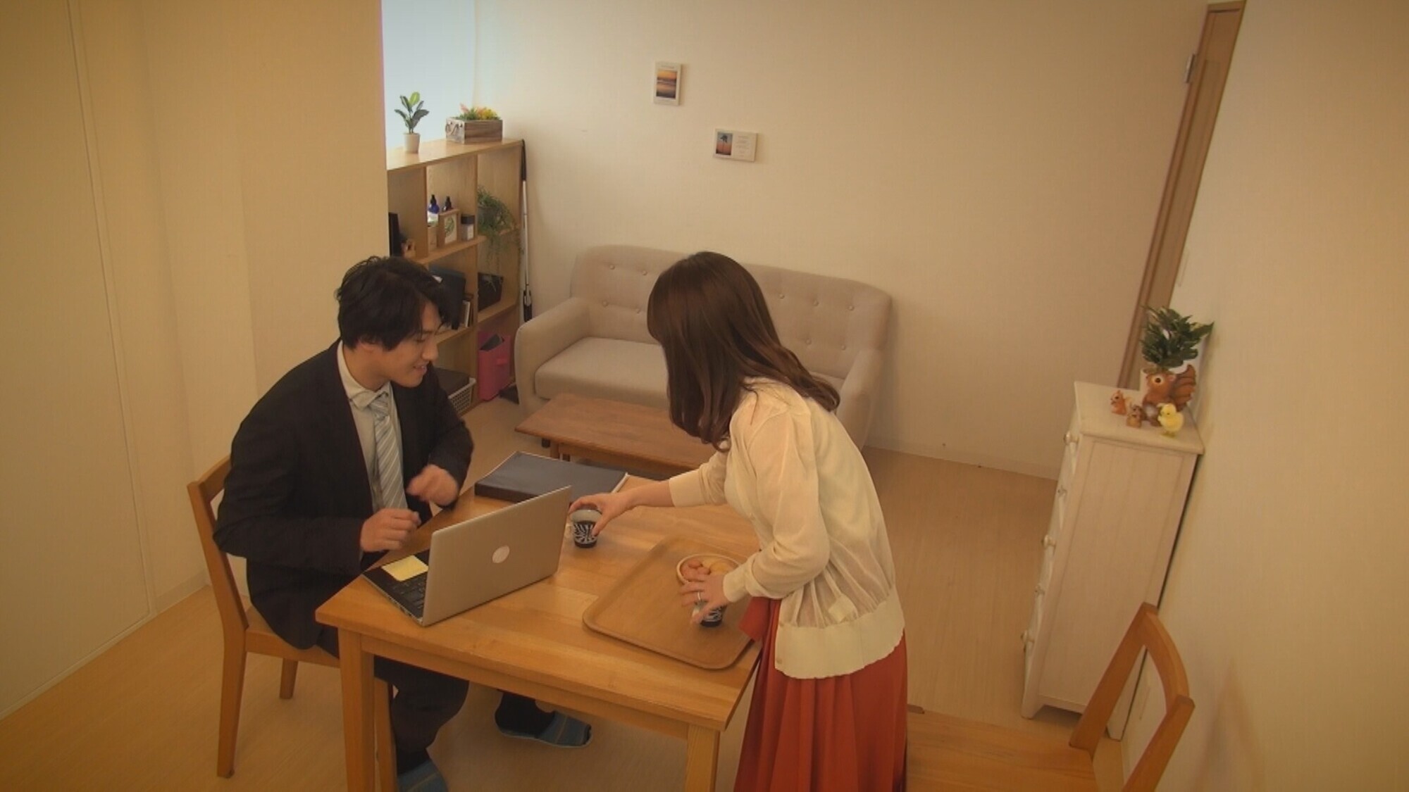 ニンゲン観察 真っ昼間から夫のお抱え税理士とお茶の間不倫SEXに溺れる淫乱若妻 画像2