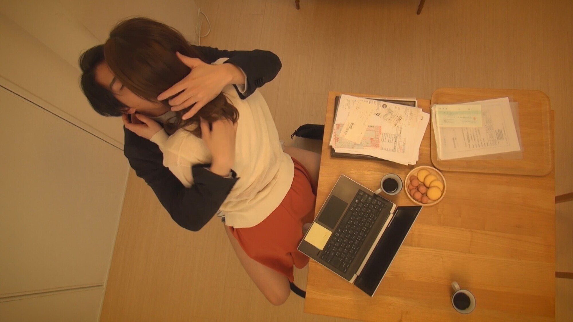 ニンゲン観察 真っ昼間から夫のお抱え税理士とお茶の間不倫SEXに溺れる淫乱若妻 画像9