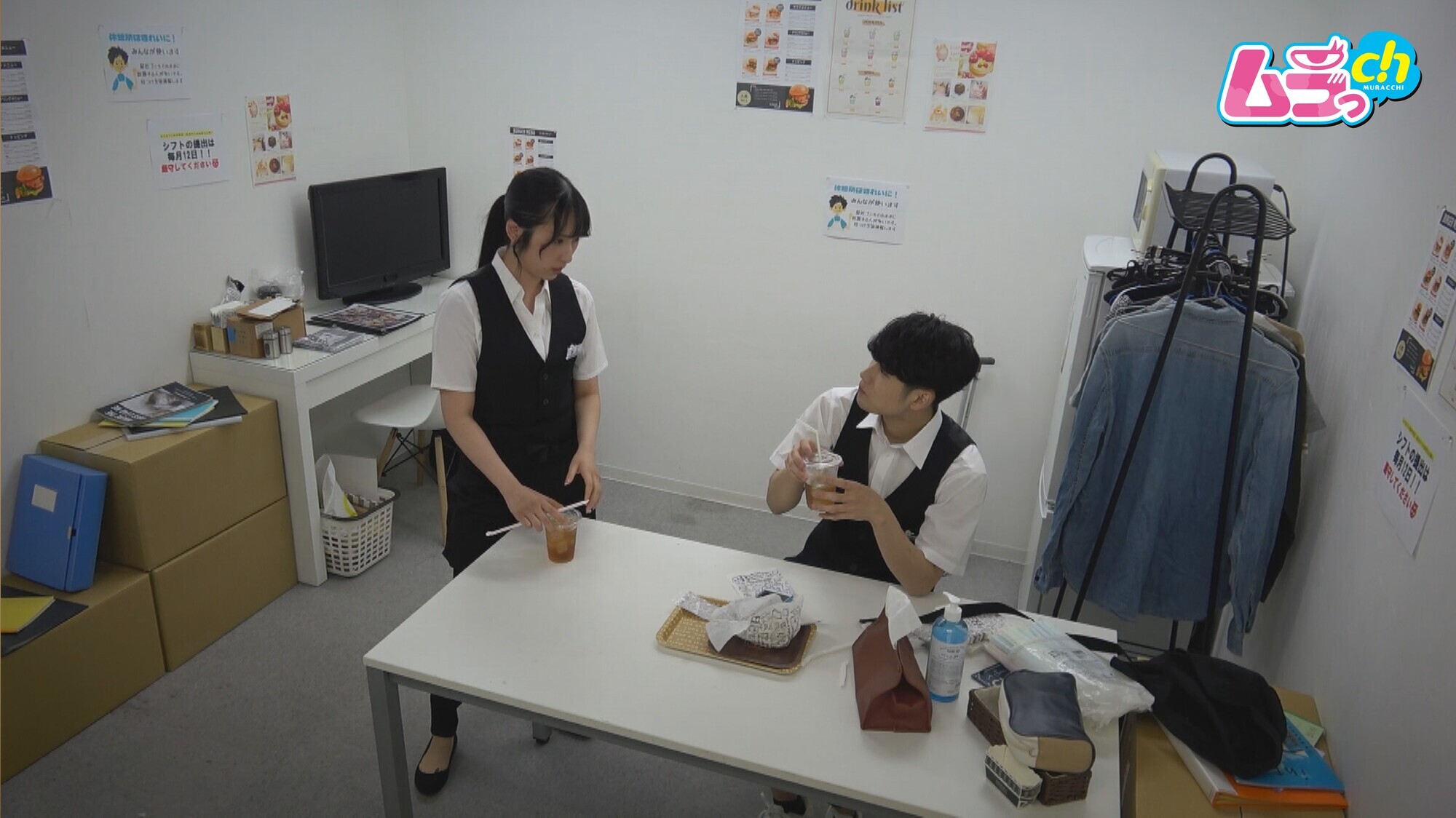 カップル盗撮 エッチする場所がなかなか無い〇校生たちに理性なんて無し！バイト先の控室で初めてのナマハメ＆潮吹き体験