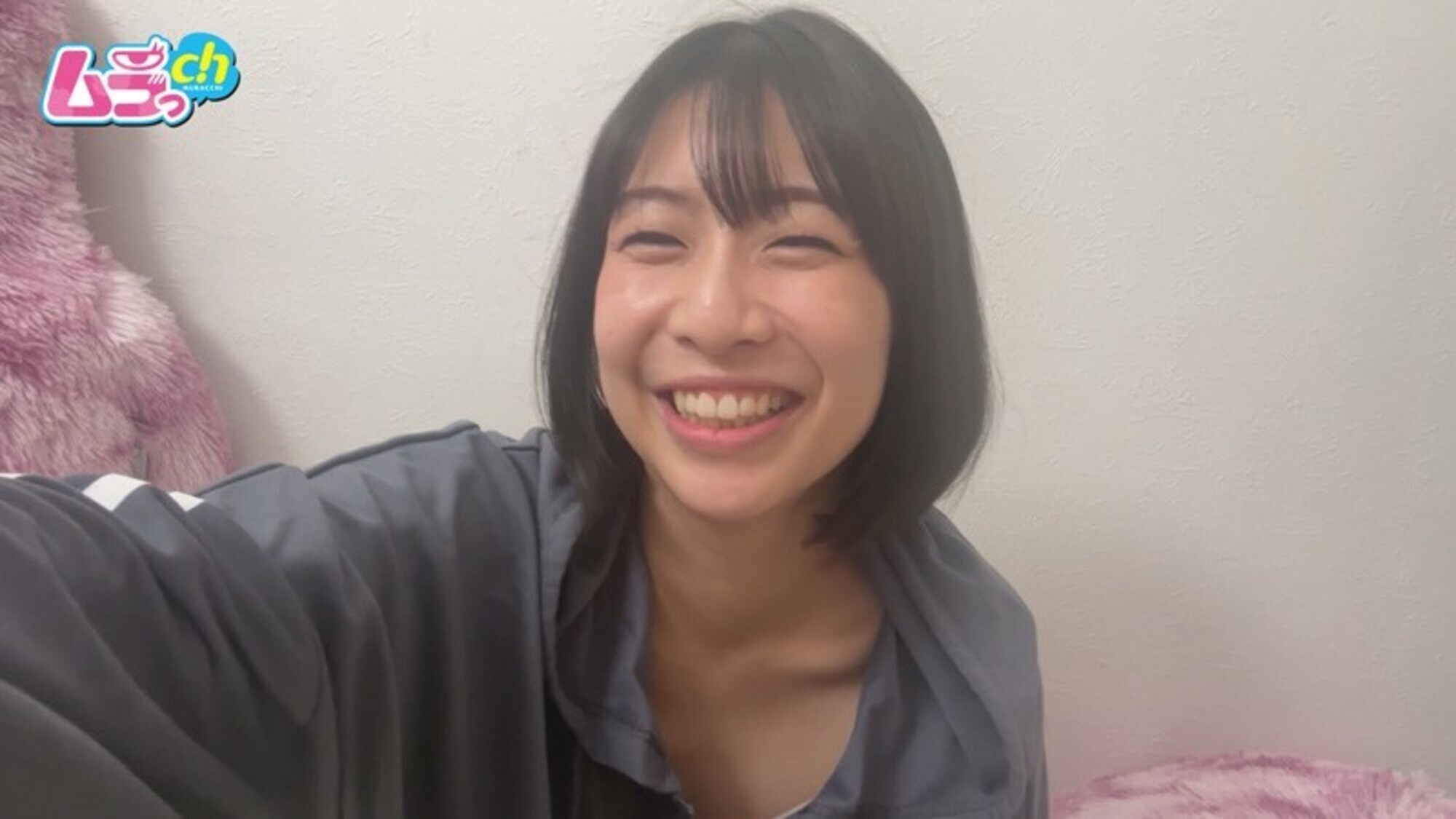 カップル部屋REC エッチなSNS配信してる女のコの裏側!カメラに映らないところで彼氏にイジられ本気イキ 視聴者を欺きエスカレートするド変態カップル 画像2