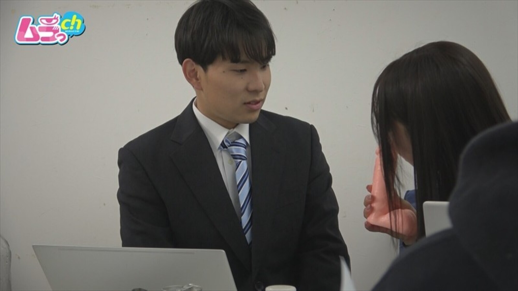 SOD男子社員 制作部 ムラっch AD 寺山隼人君 ビンビン勃起マラ×大量発射 監督になるなら演者さんの気持ちもわからないといけないのでチ〇ポを出して自らの企画を検証してもらいました。 画像5