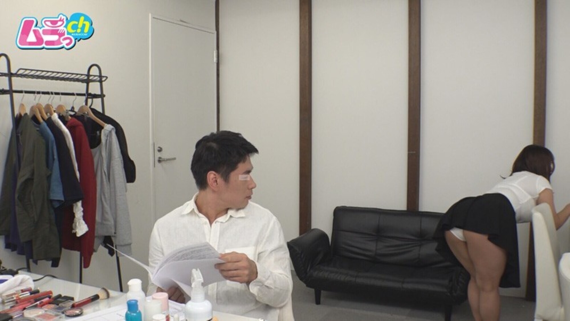 男と女のモニタリング観察 Vol.3 ムッチムチな爆乳エロメイクさんに誘惑された、人気タレントAさん 画像4