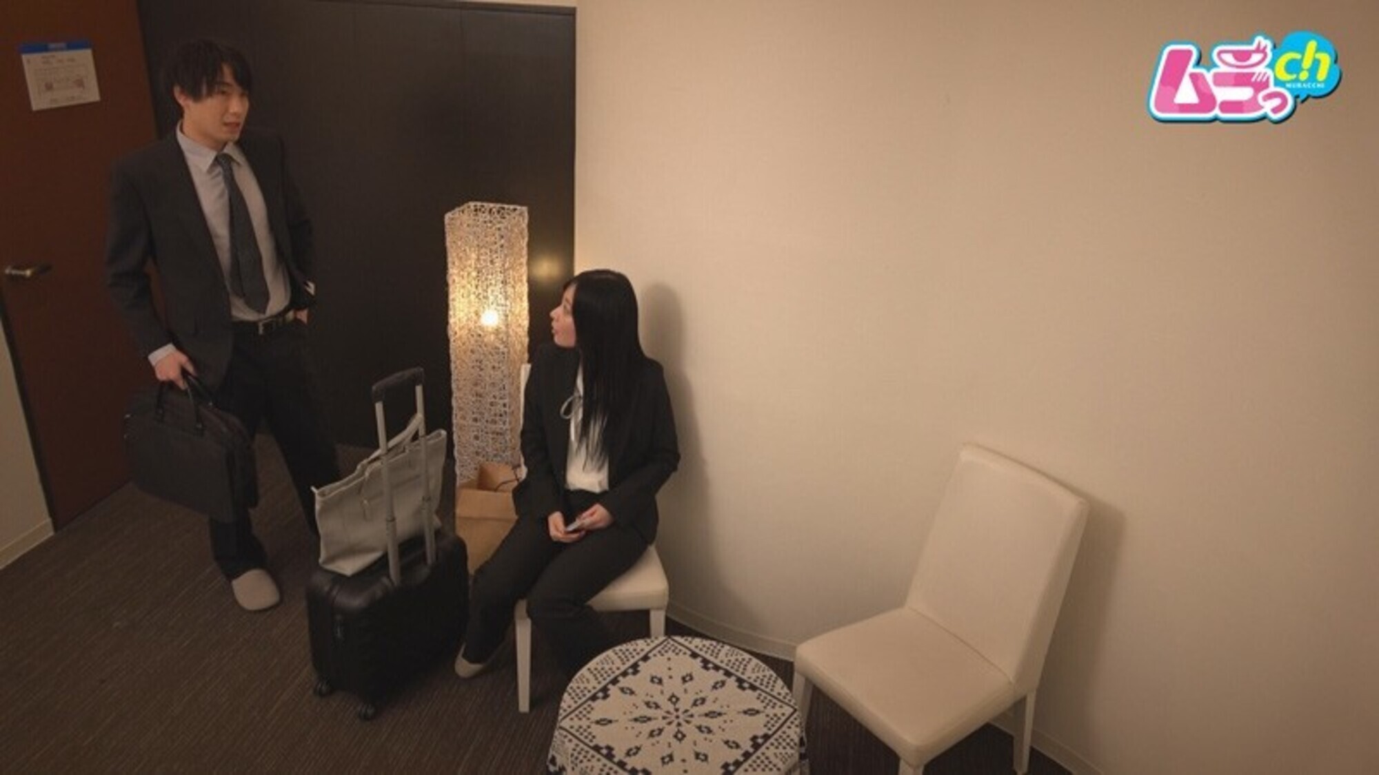 ホテル部屋REC 出張先のホテルで軽く打ち上げと称し女の部屋にやってきた、意識してなかった地味同僚男の巨大すぎるメガチ〇ポで人生もマ〇コもイキ狂わされる女 天宮かすみ 画像1