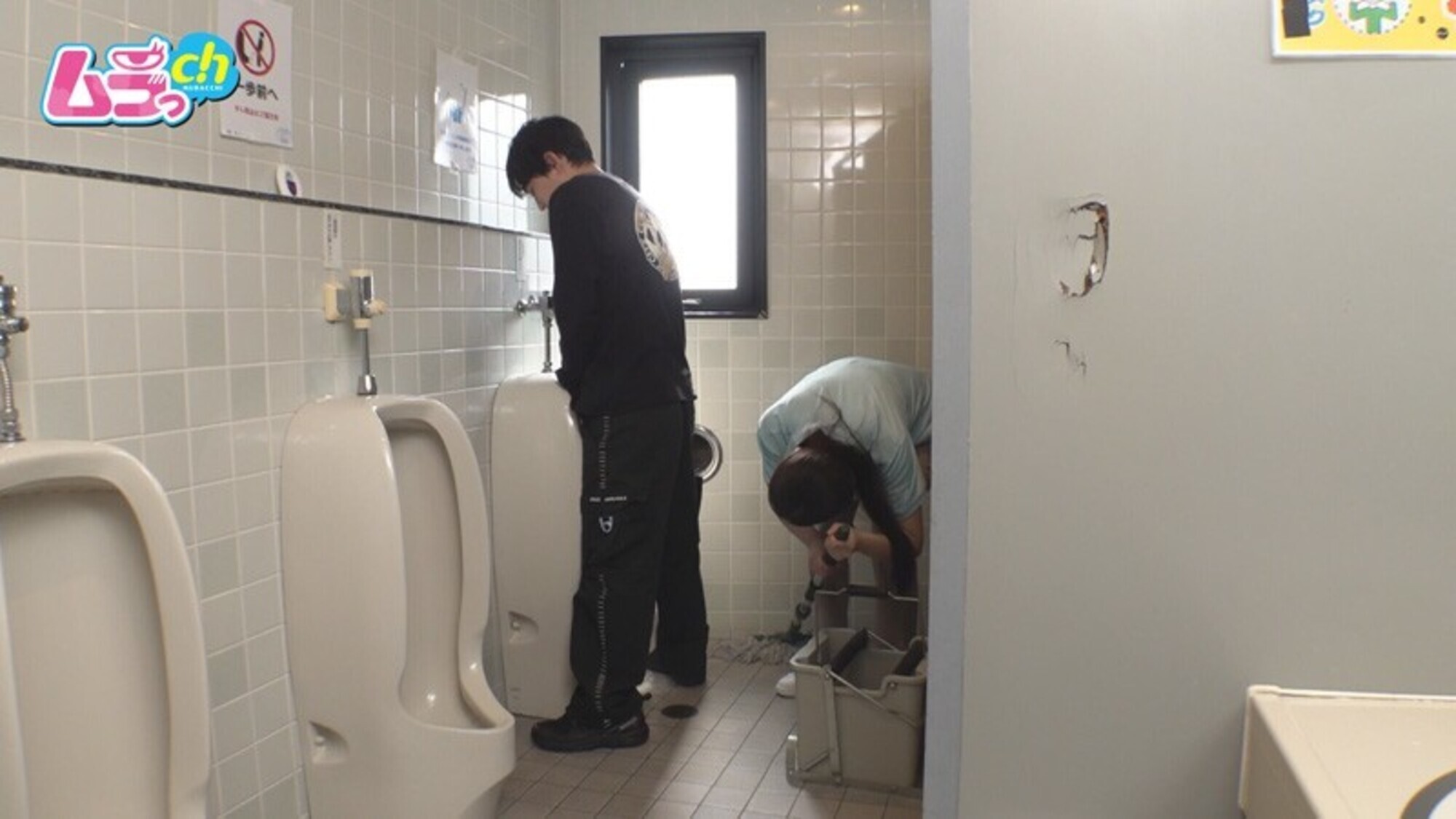 ニンゲン観察 「おしっこ舐めて綺麗にしましょうか?」働く男性のおち●ぽ掃除が生き甲斐の、トイレ清掃バイトのド変態お姉さん 画像6